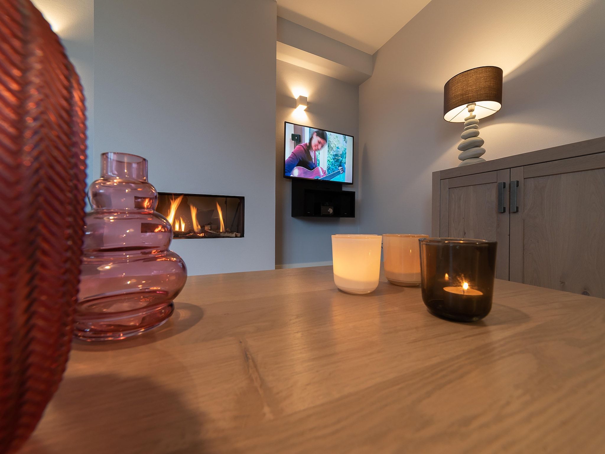 De woonkamer van Charming Beveland met jacuzzi en buitensauna in Colijnsplaat