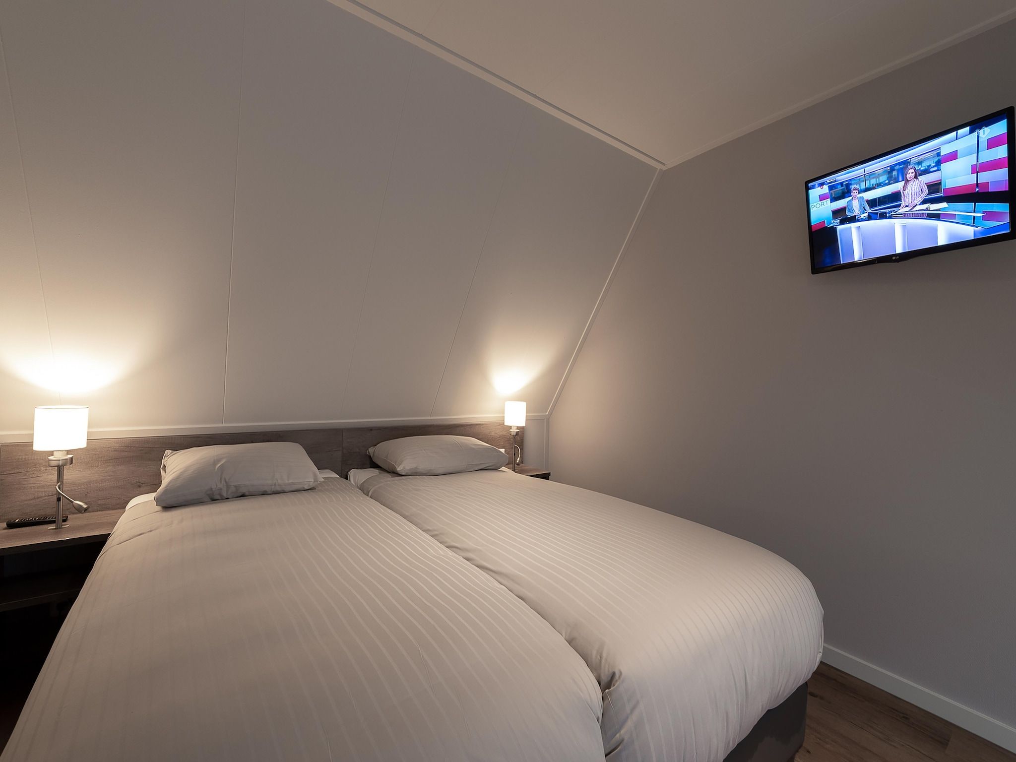 Een slaapkamer van Charming Beveland met jacuzzi en buitensauna in Colijnsplaat