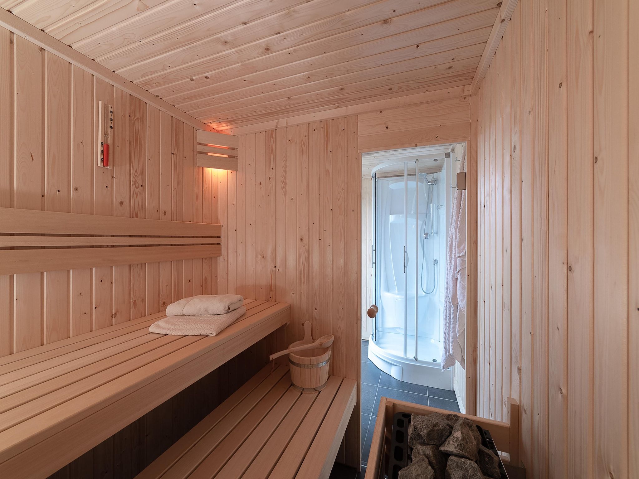 Wellness bij Charming Beveland met jacuzzi en buitensauna in Colijnsplaat