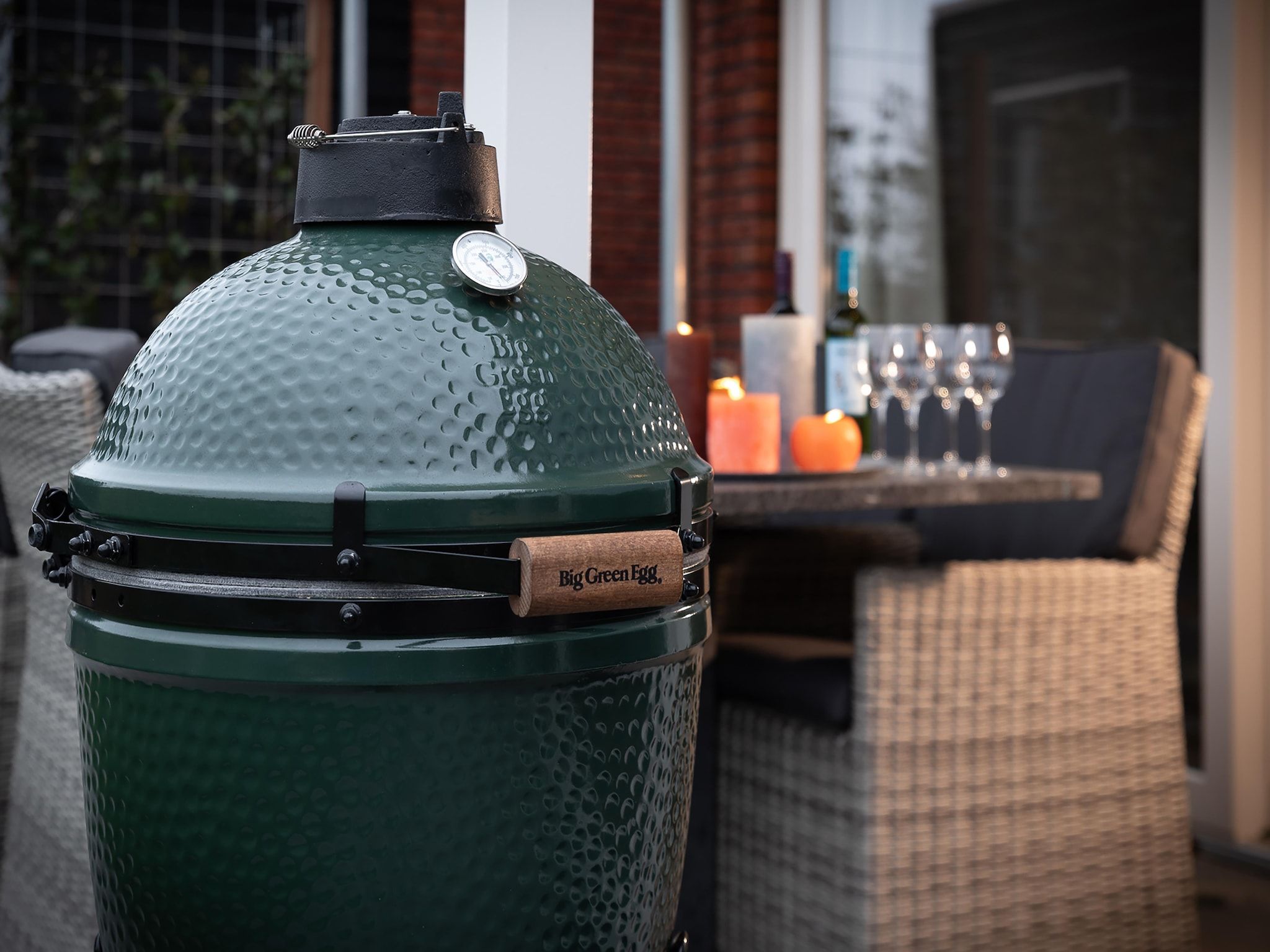 De tuin van Charming Beveland met jacuzzi en buitensauna in Colijnsplaat