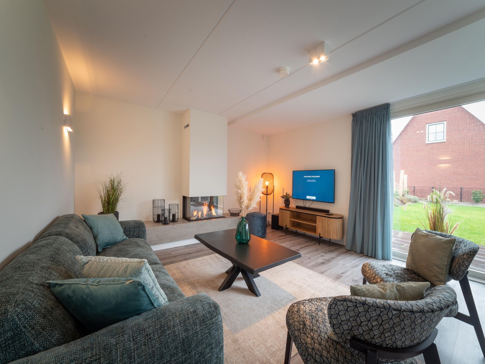 De woonkamer van Charming Beveland met jacuzzi en buitensauna in Colijnsplaat