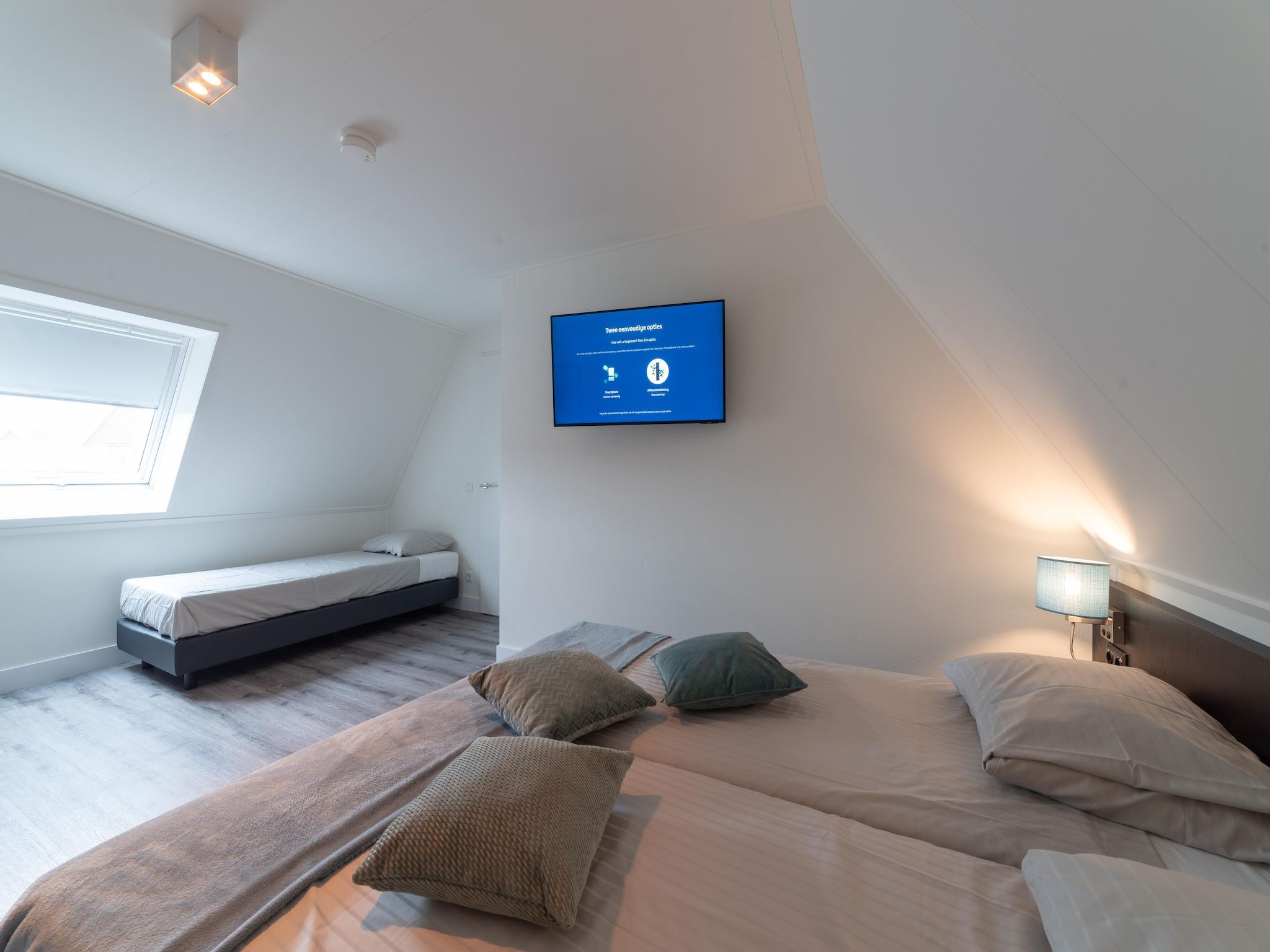 Een slaapkamer van Charming Beveland met jacuzzi en buitensauna in Colijnsplaat