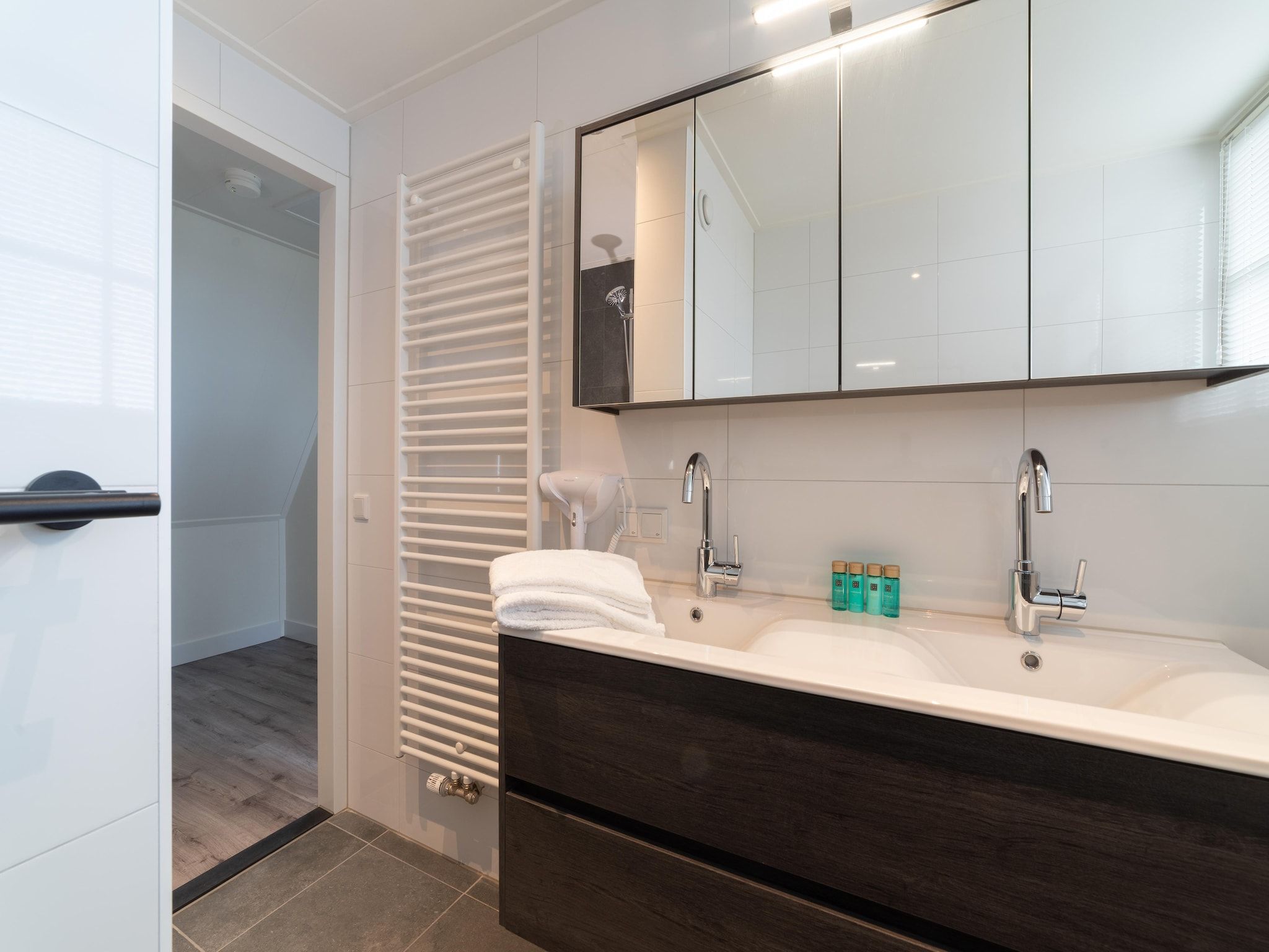 De badkamer van Charming Beveland met jacuzzi en buitensauna in Colijnsplaat