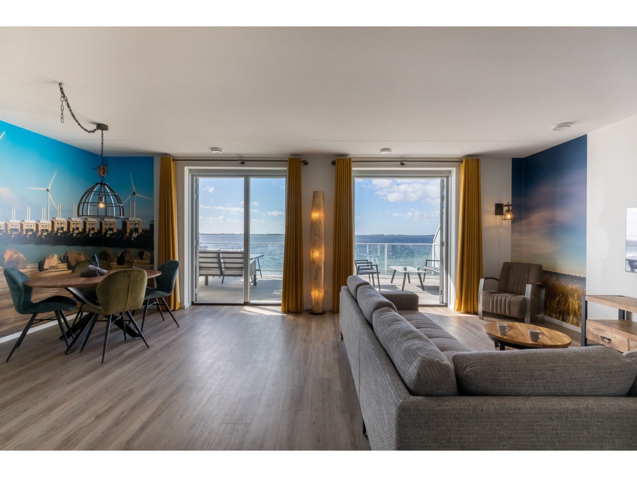 De woonkamer van De Zeester Gorishoeksedijk 41 in Scherpenisse