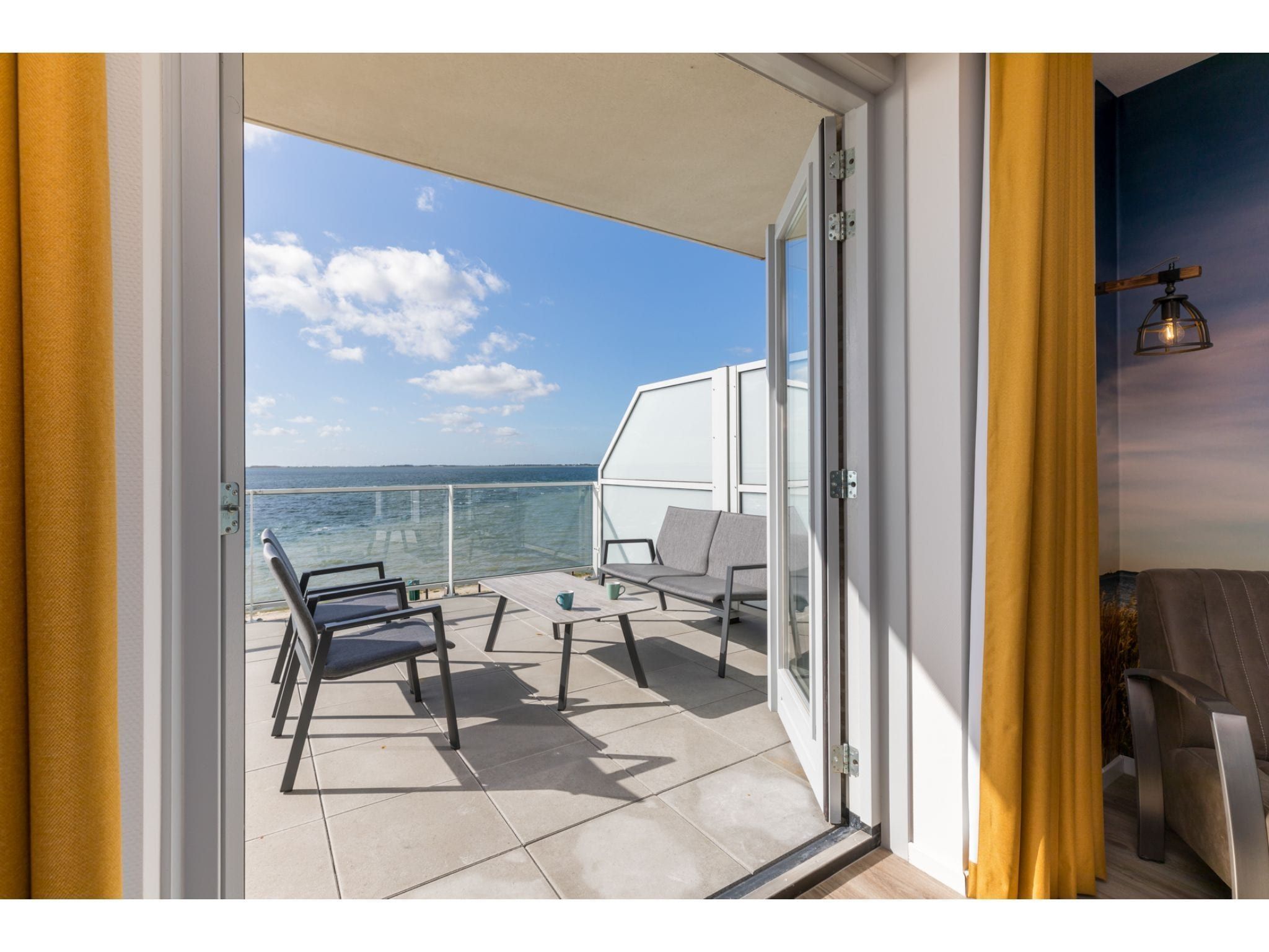 Het terras van De Zeester Gorishoeksedijk 41 in Scherpenisse