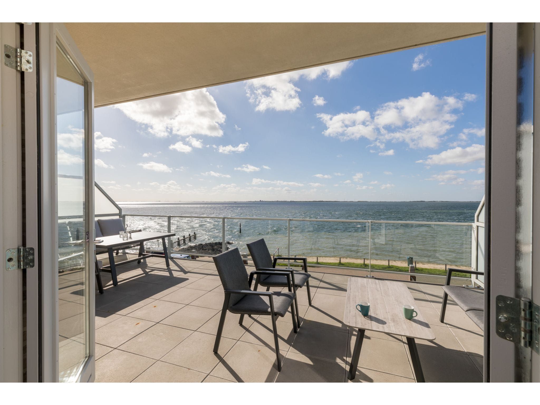 Het terras van De Zeester Gorishoeksedijk 41 in Scherpenisse