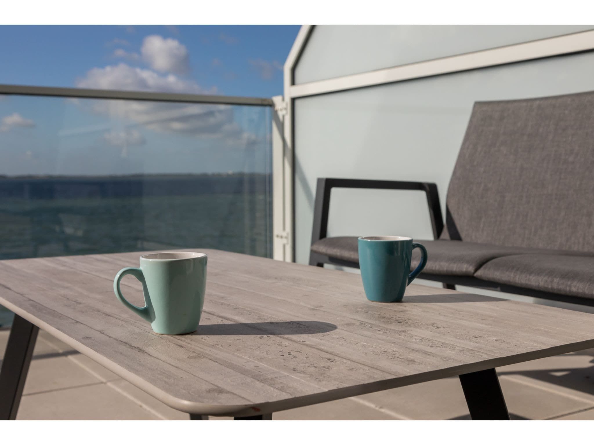Het terras van De Zeester Gorishoeksedijk 41 in Scherpenisse