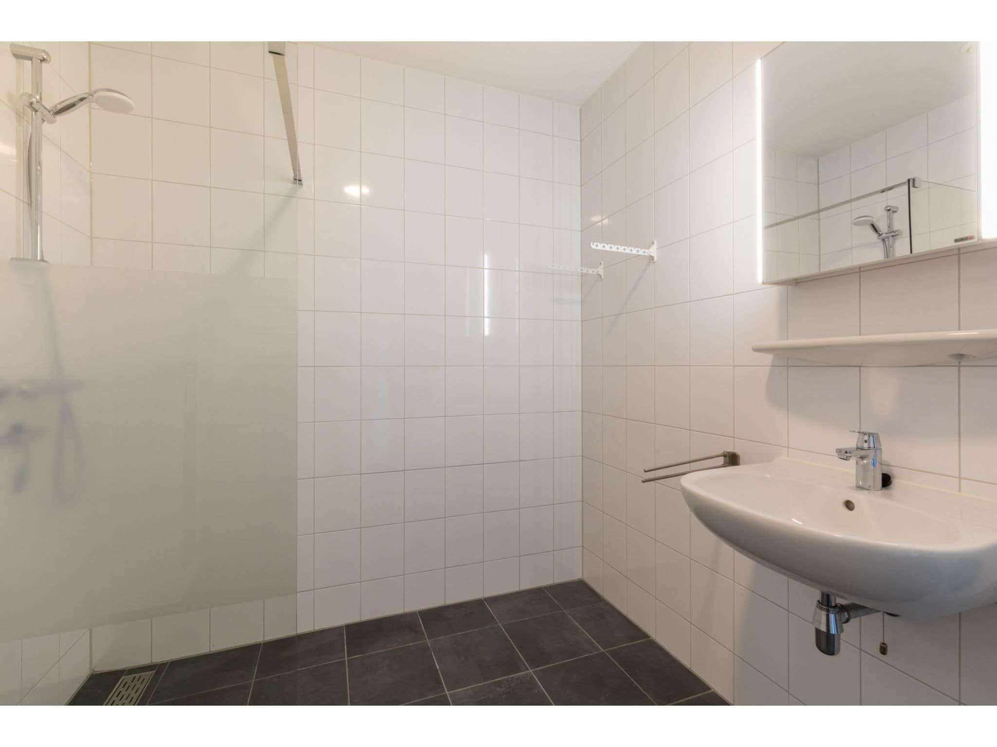 De badkamer van De Zeester Gorishoeksedijk 41 in Scherpenisse