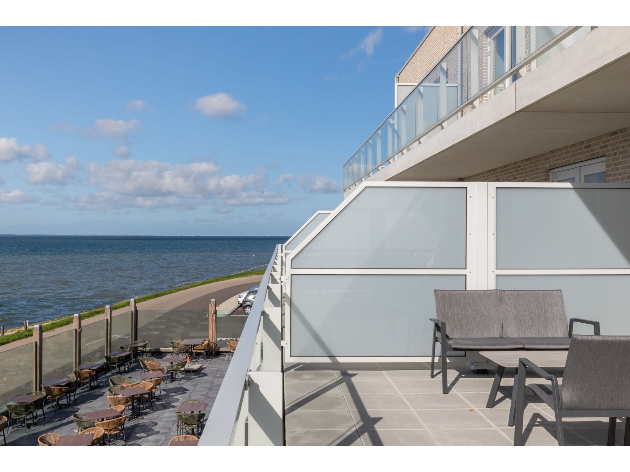 Het terras van De Zeester Gorishoeksedijk 41 in Scherpenisse
