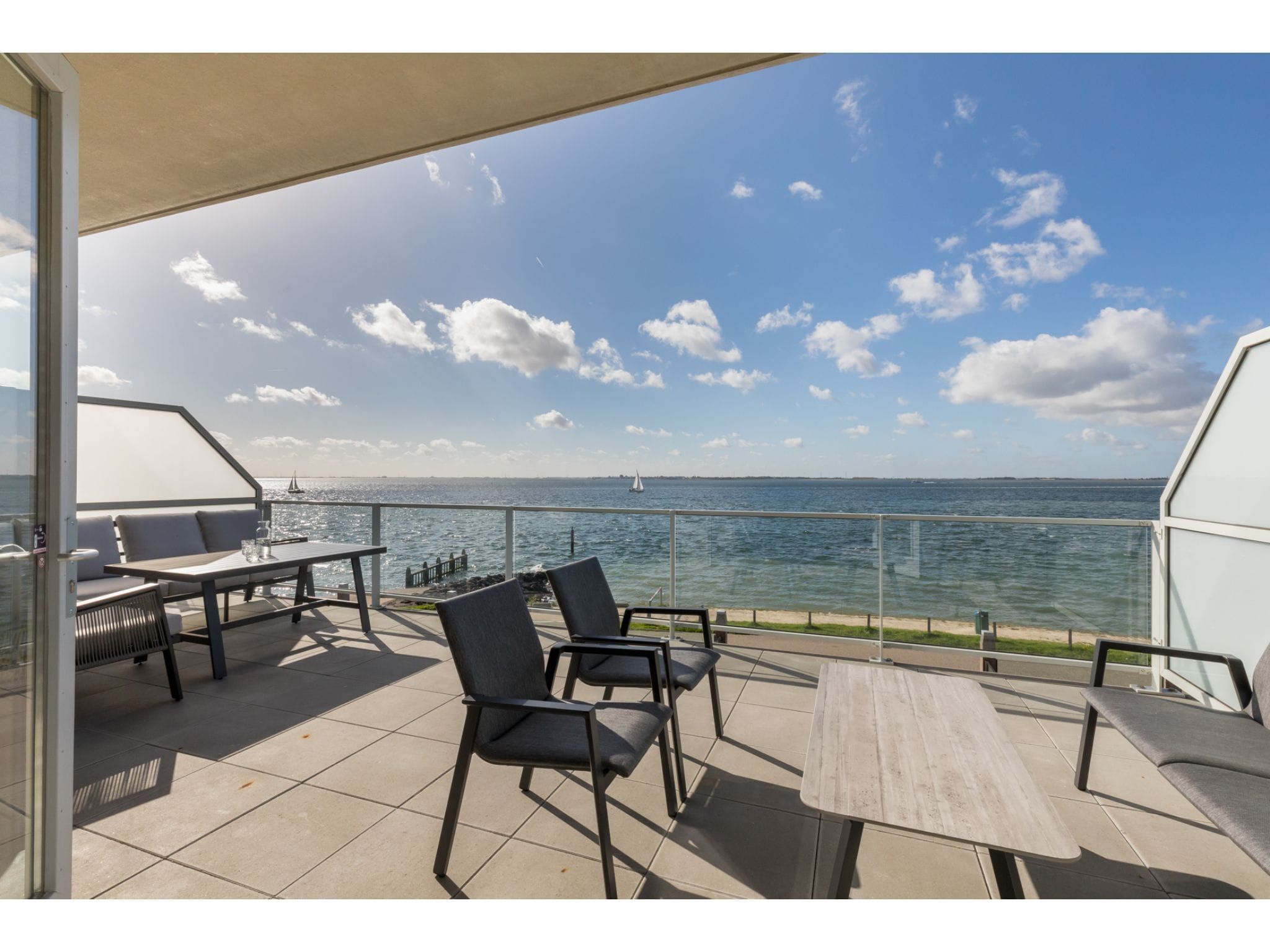 Het terras van De Zeester Gorishoeksedijk 41 in Scherpenisse