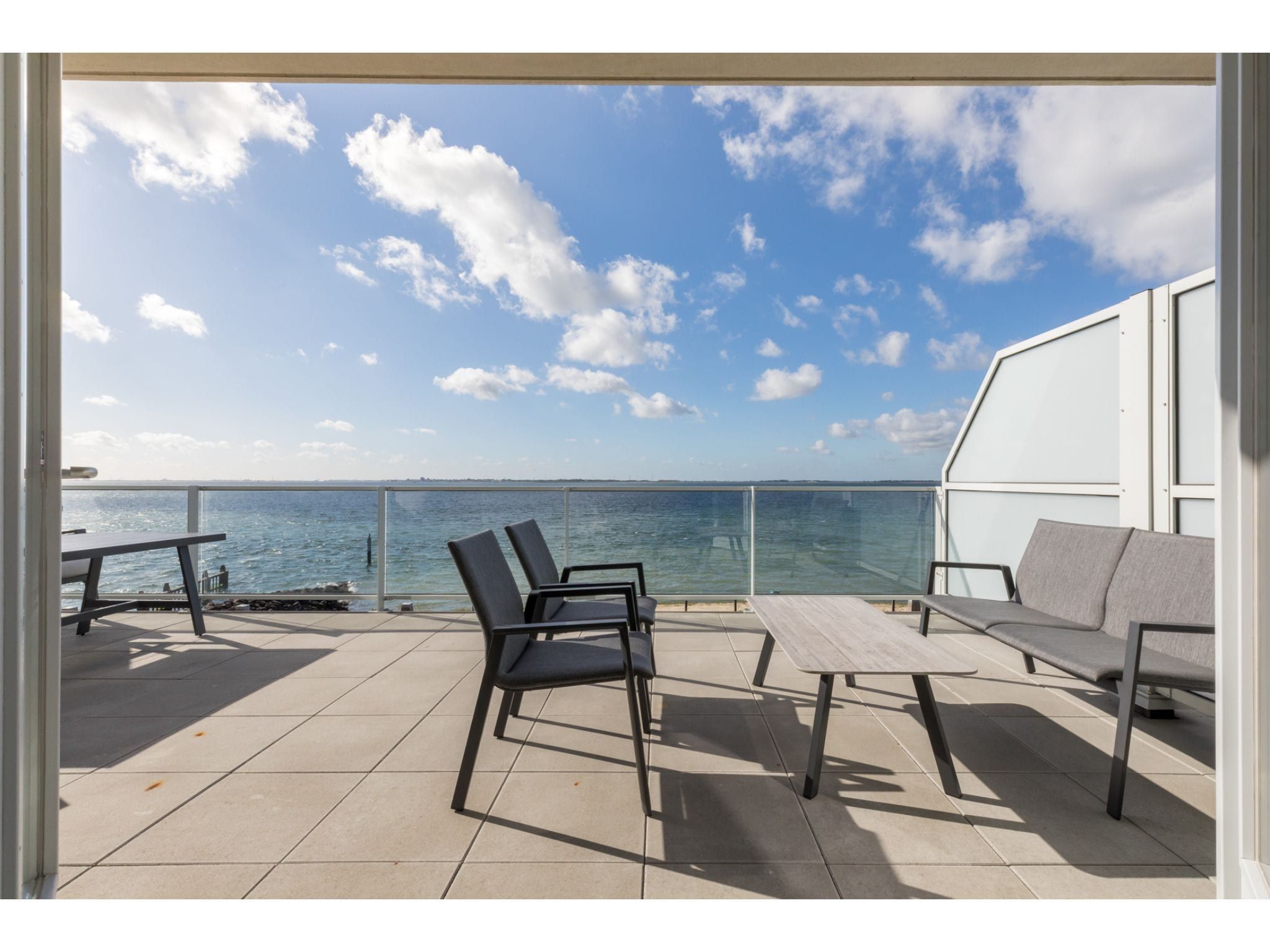 Het terras van De Zeester Gorishoeksedijk 41 in Scherpenisse
