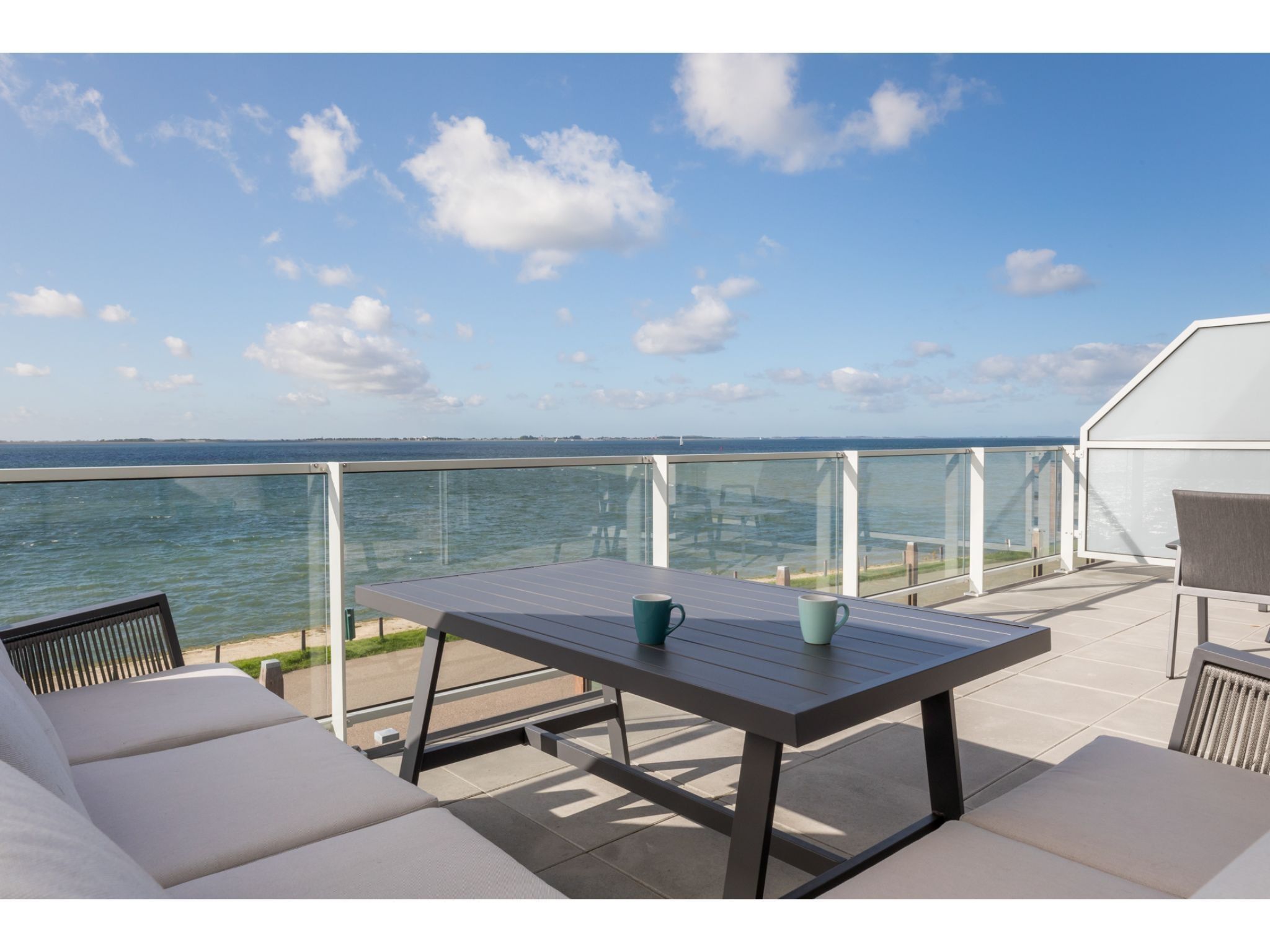Het terras van De Zeester Gorishoeksedijk 41 in Scherpenisse