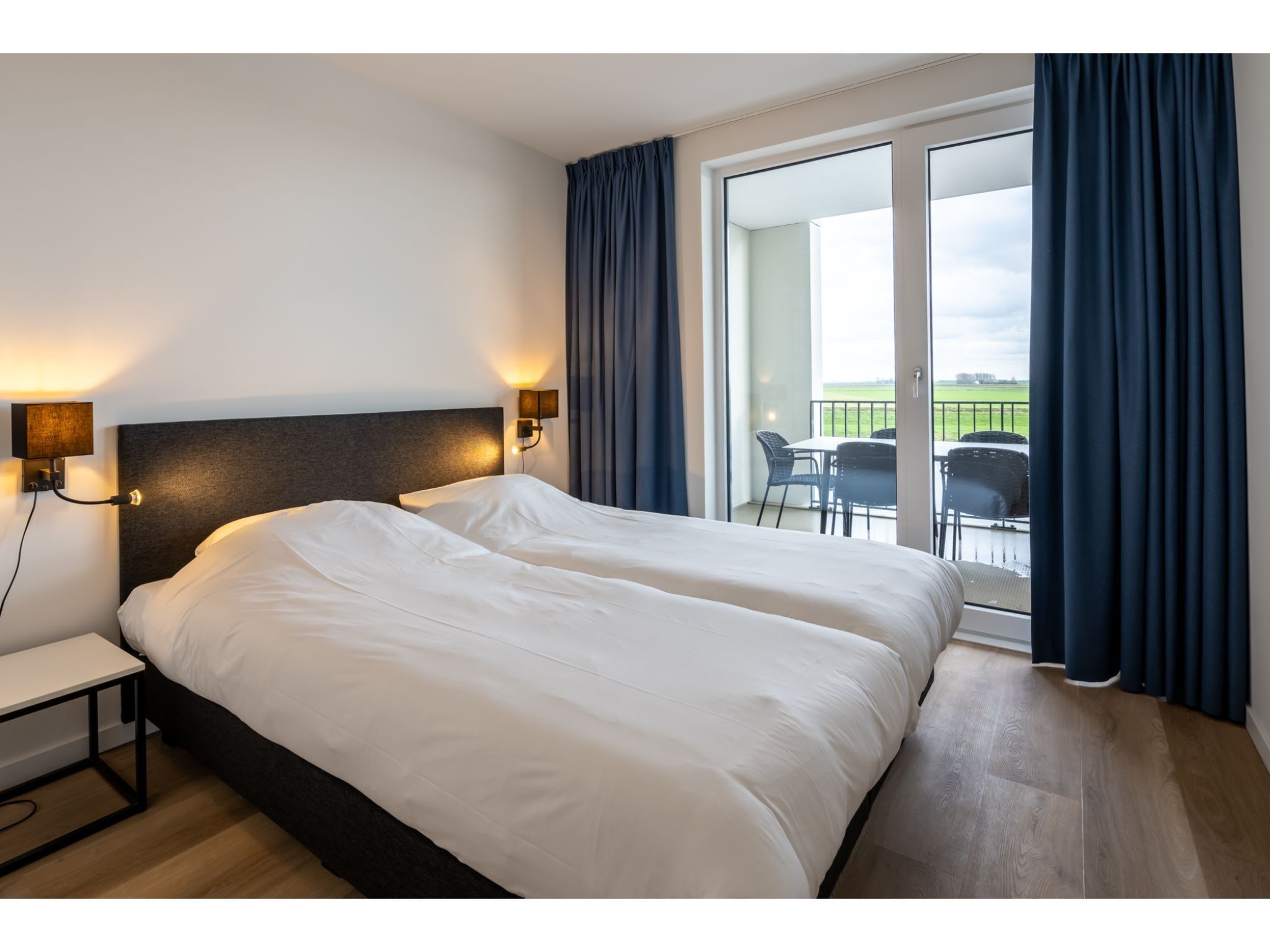 Een slaapkamer van Harbour  2E Loft wellness 6 personen in Kamperland