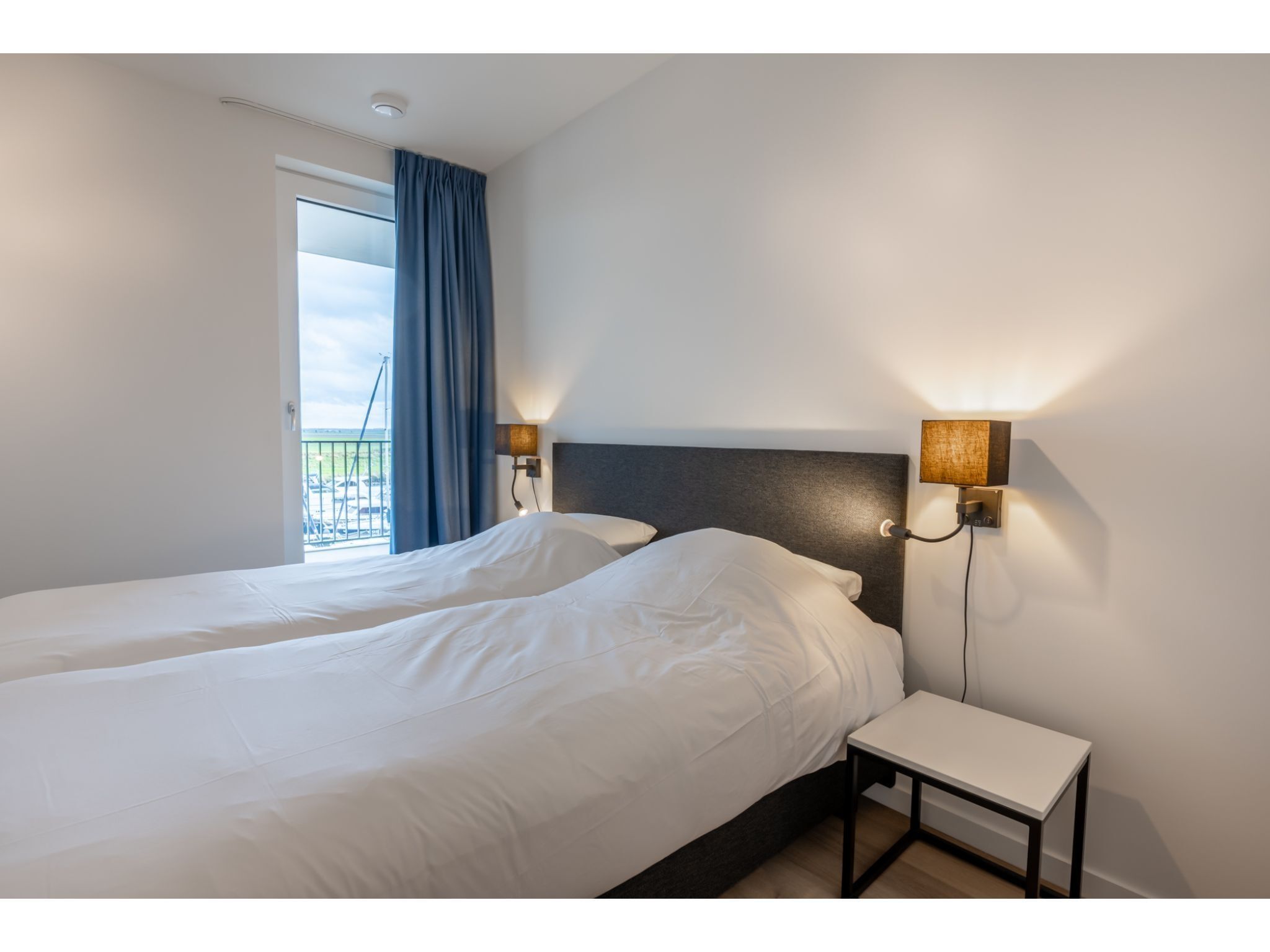 Een slaapkamer van Harbour  2E Loft wellness 6 personen in Kamperland