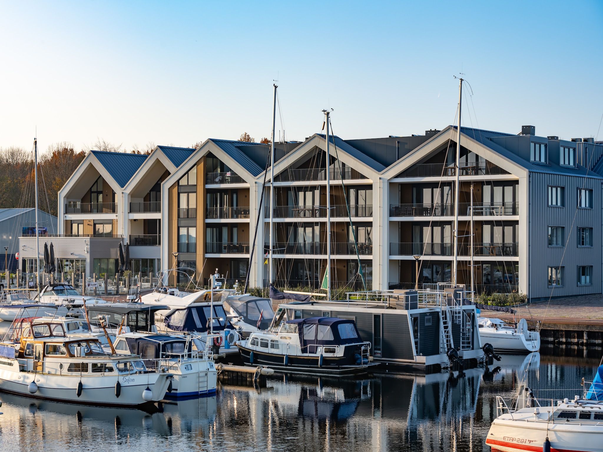 De buitenkant van Harbour  2E Loft wellness 6 personen in Kamperland