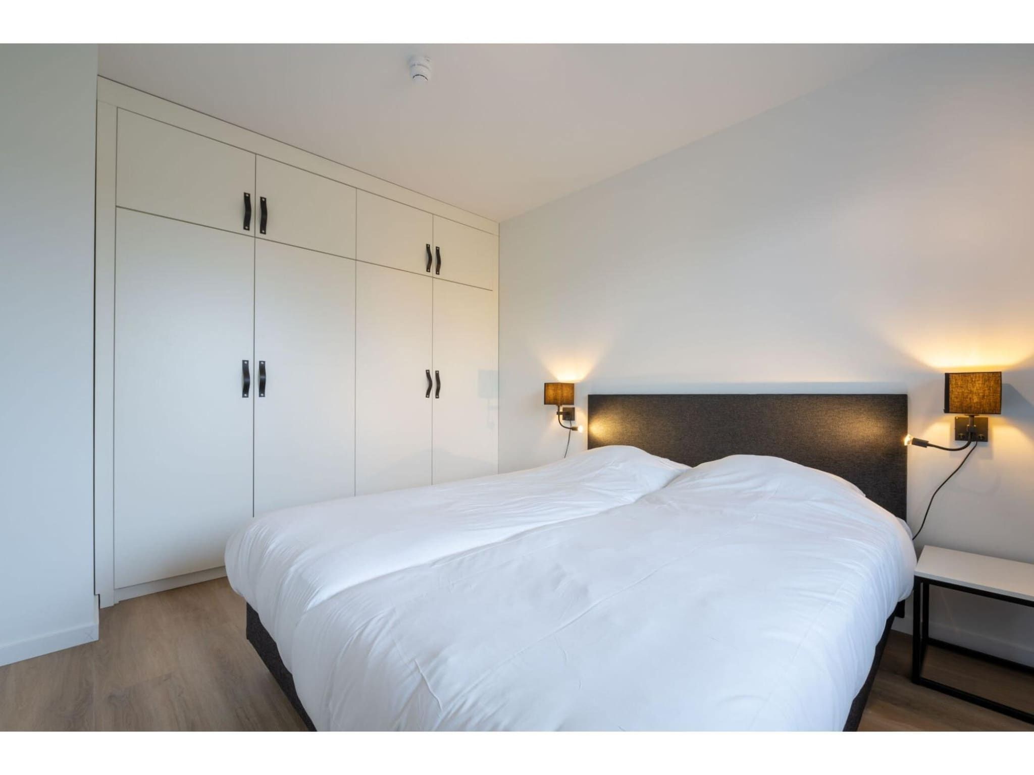 Een slaapkamer van Harbour  2E Loft wellness 6 personen in Kamperland