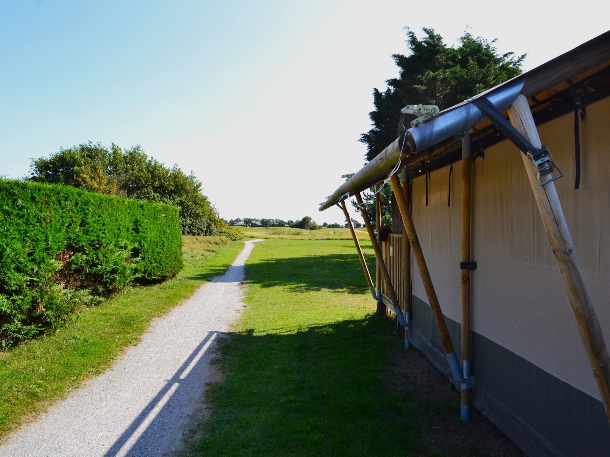 De buitenkant van Luxe safaritent op Ameland in Hollum