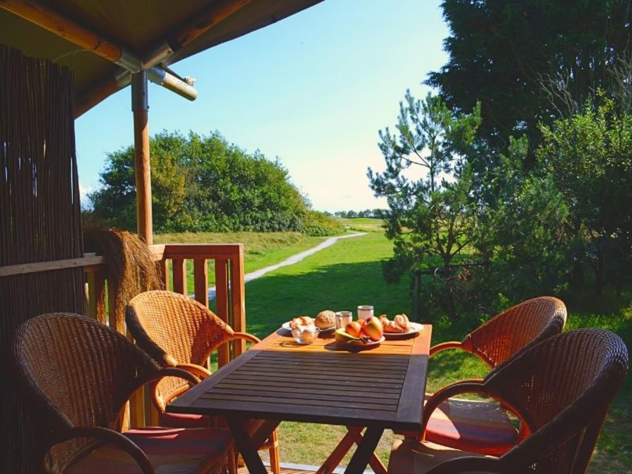 Het terras van Luxe safaritent op Ameland in Hollum