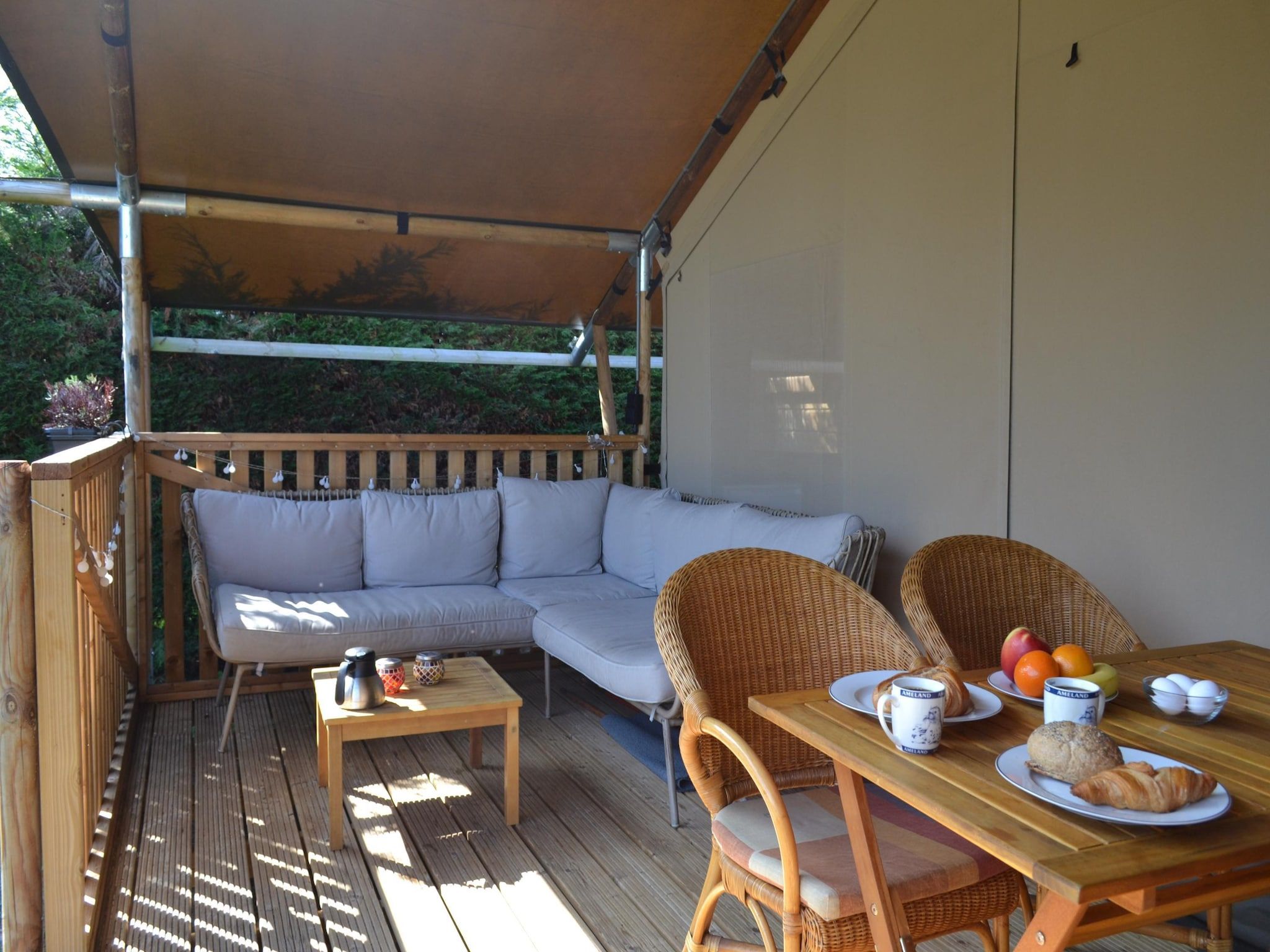 De woonkamer van Luxe safaritent op Ameland in Hollum