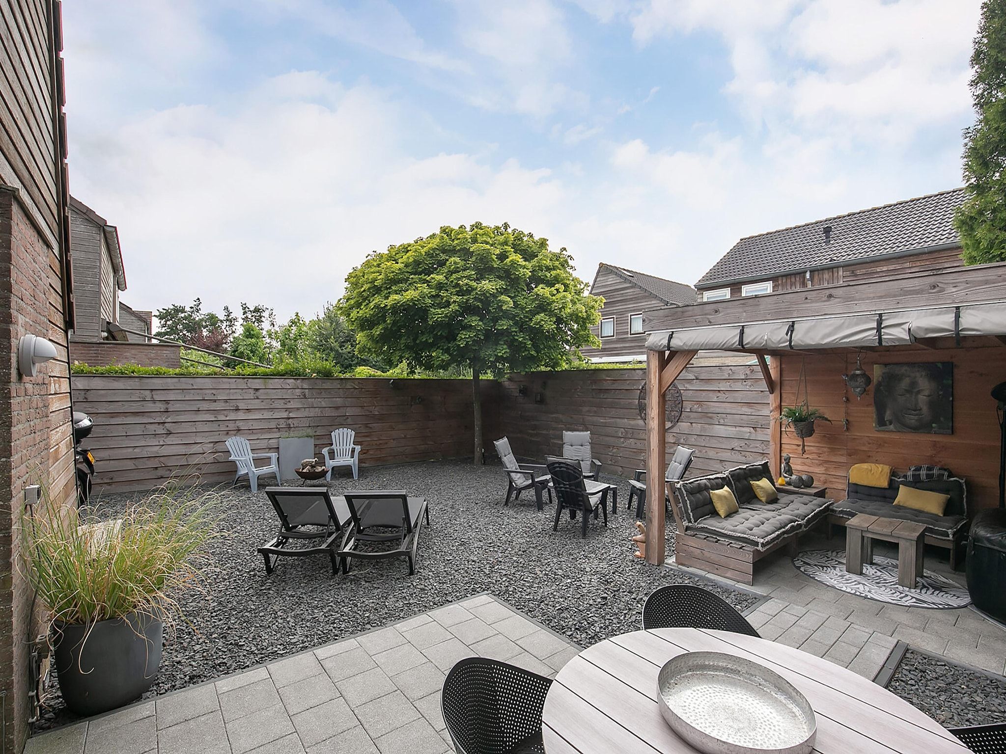 De tuin van Yn'e Lijte 110 in Grou