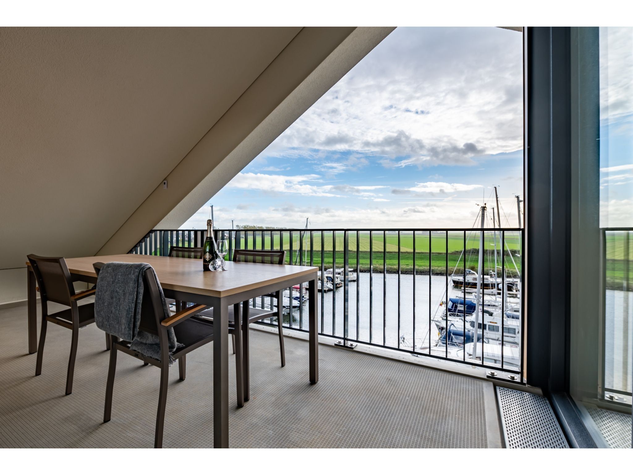 Het terras van Harbour Loft 3C Residence Marina in Kamperland