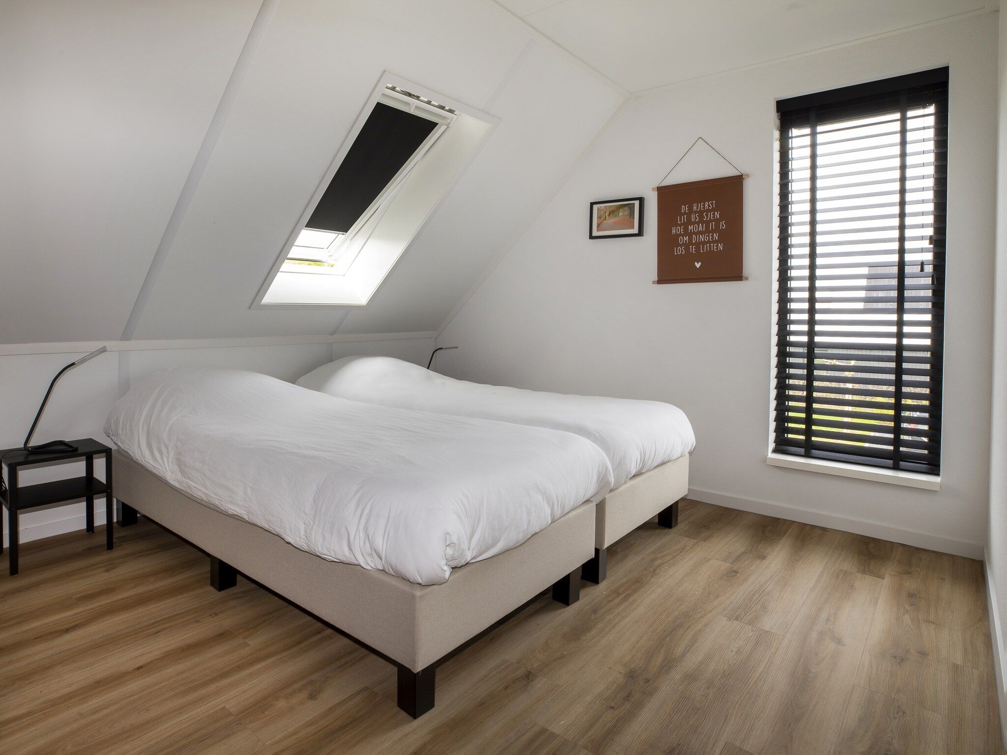 Een slaapkamer van Landgoed Eysinga State 7 in Sint Nicolaasga