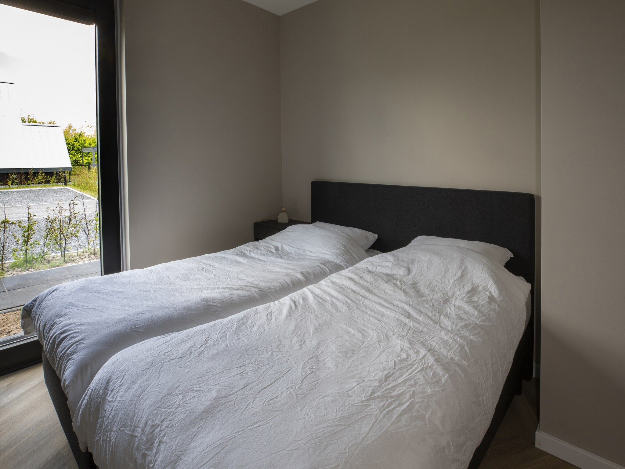 Een slaapkamer van Landgoed Eysinga State 7 in Sint Nicolaasga