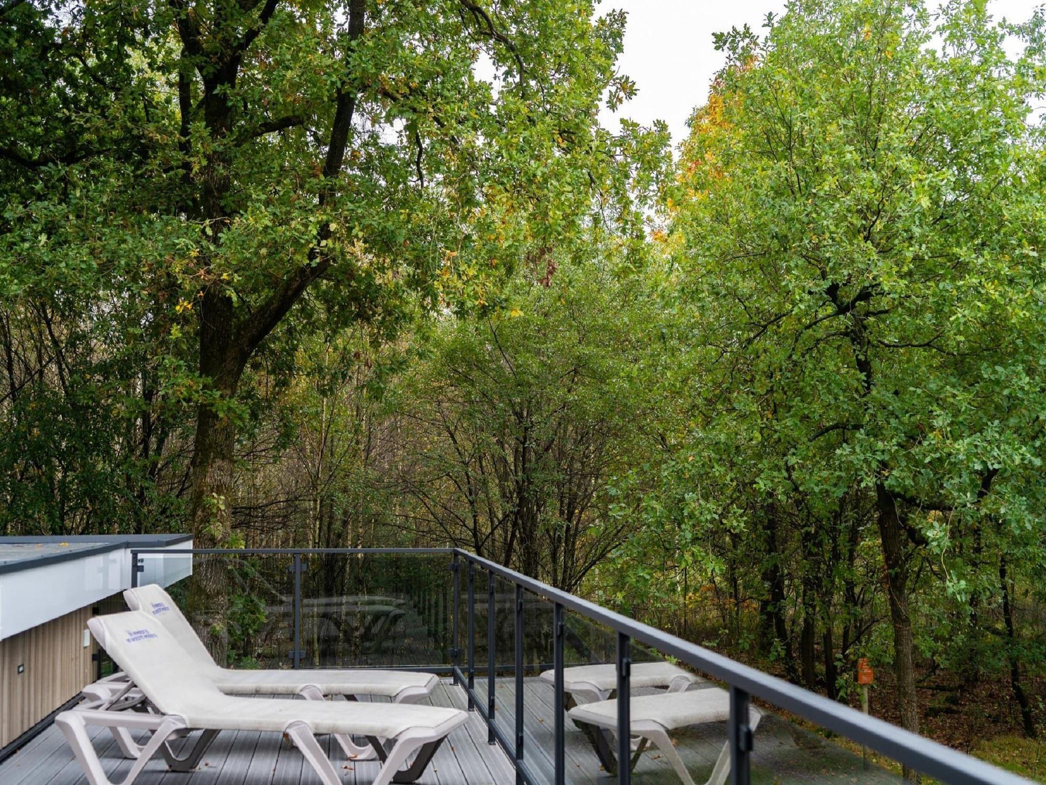 Het terras van Vakantiepark De Rimboe & De Woeste Hoogte 39 in Hoenderloo