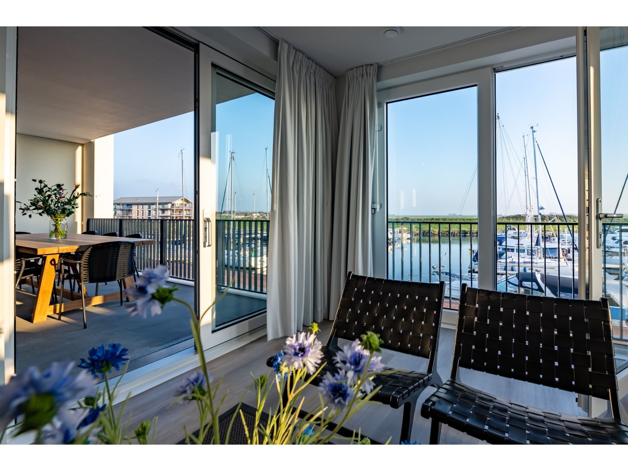 Het terras van Harbour Loft 1K Residence Marina havenzicht in Kamperland
