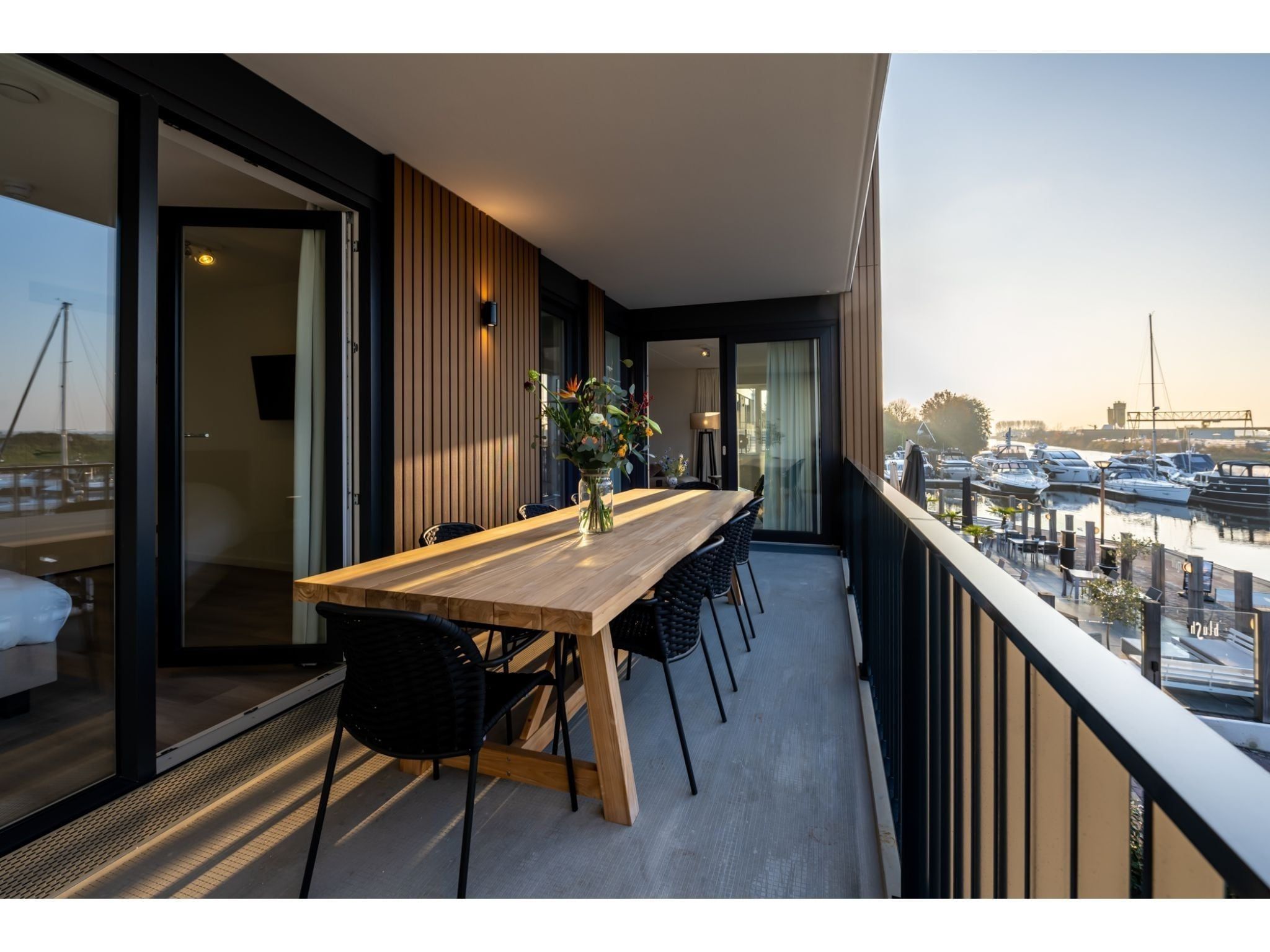 Het terras van Harbour Loft 1K Residence Marina havenzicht in Kamperland