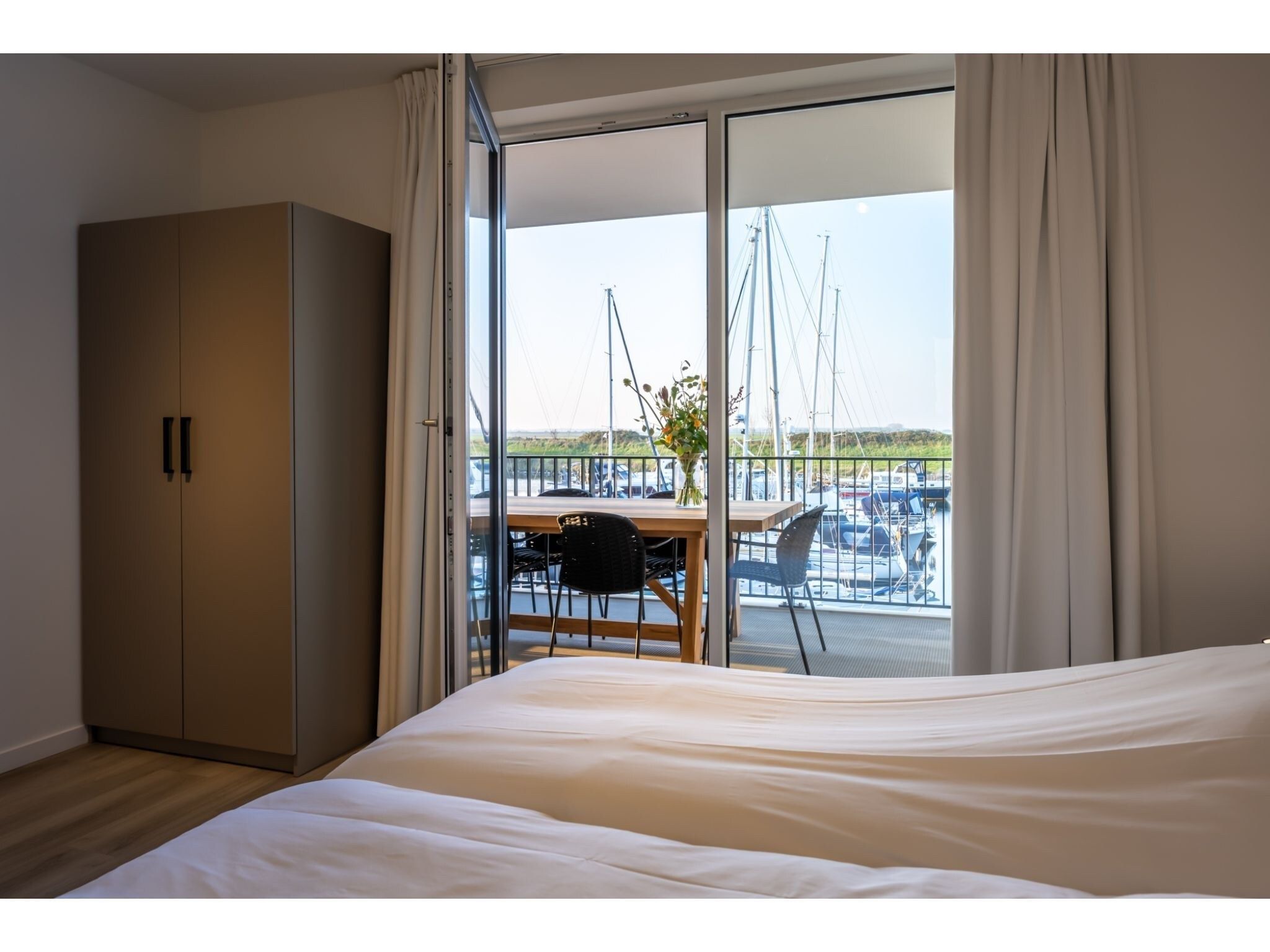 Een slaapkamer van Harbour Loft 1K Residence Marina havenzicht in Kamperland