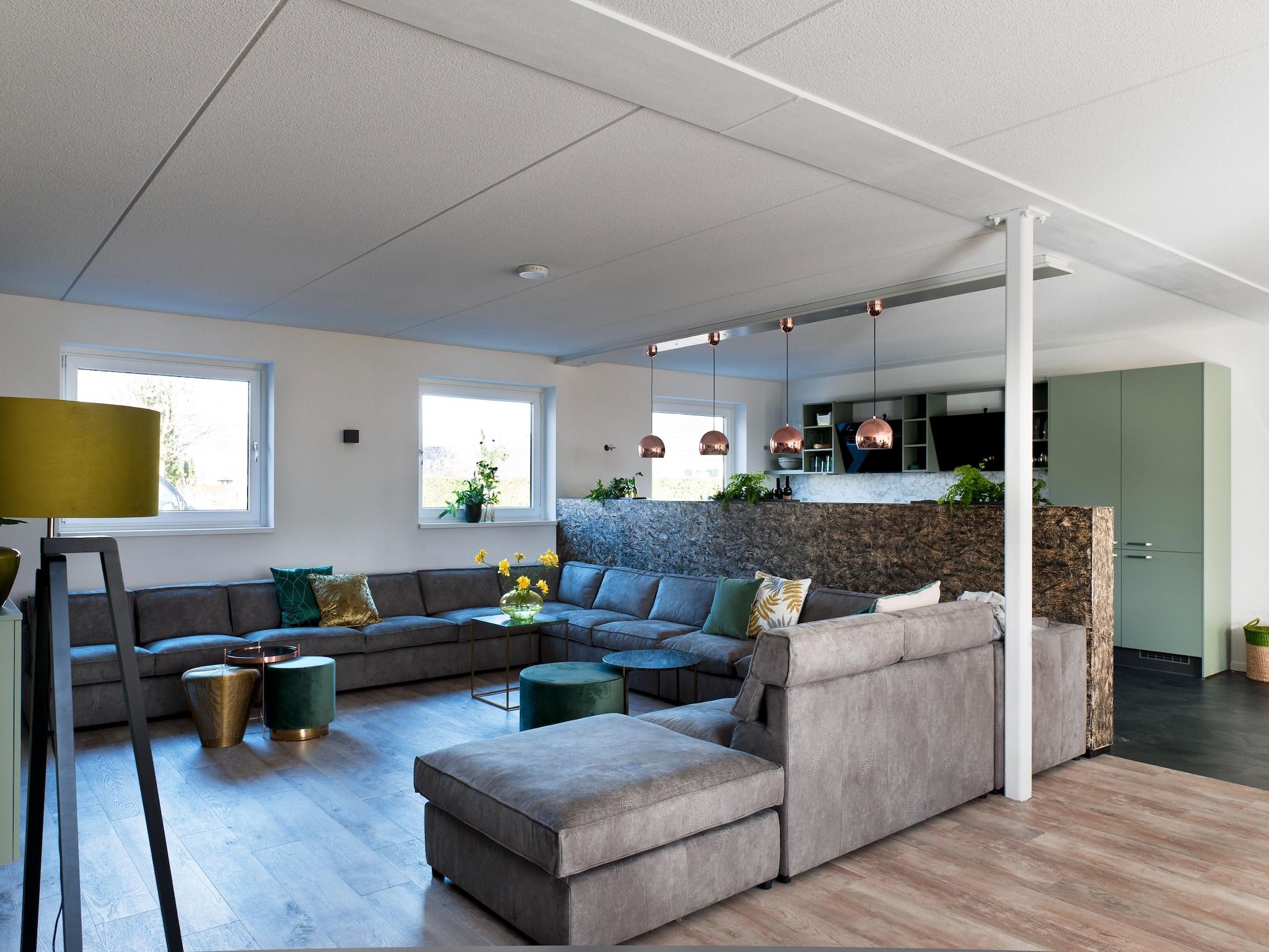 De woonkamer van 24 pers Pallertshuis Wellness de luxe met sauna en hout gestookte hottub in Groningen
