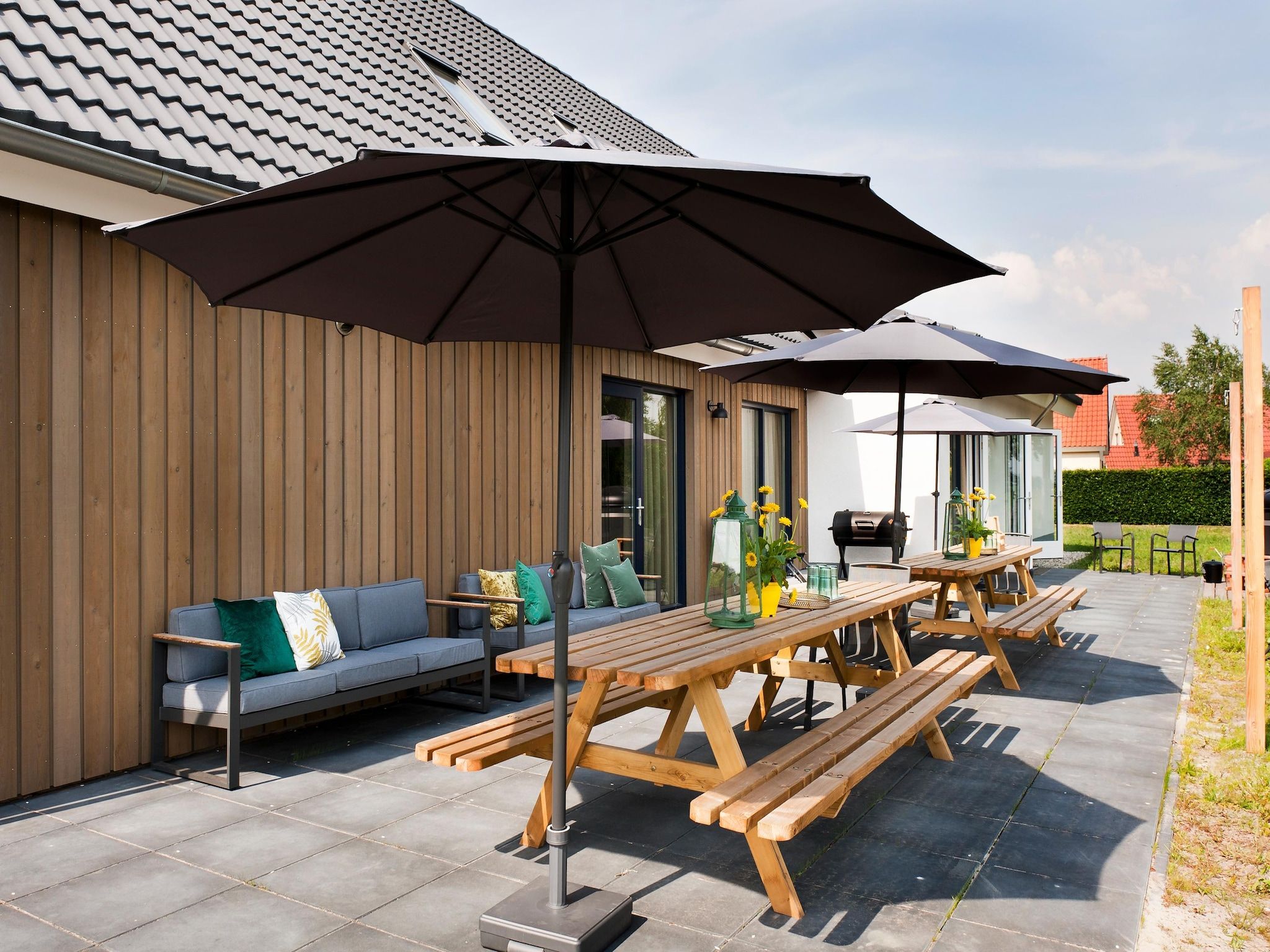 De tuin van 24 pers Pallertshuis Wellness de luxe met sauna en hout gestookte hottub in Groningen