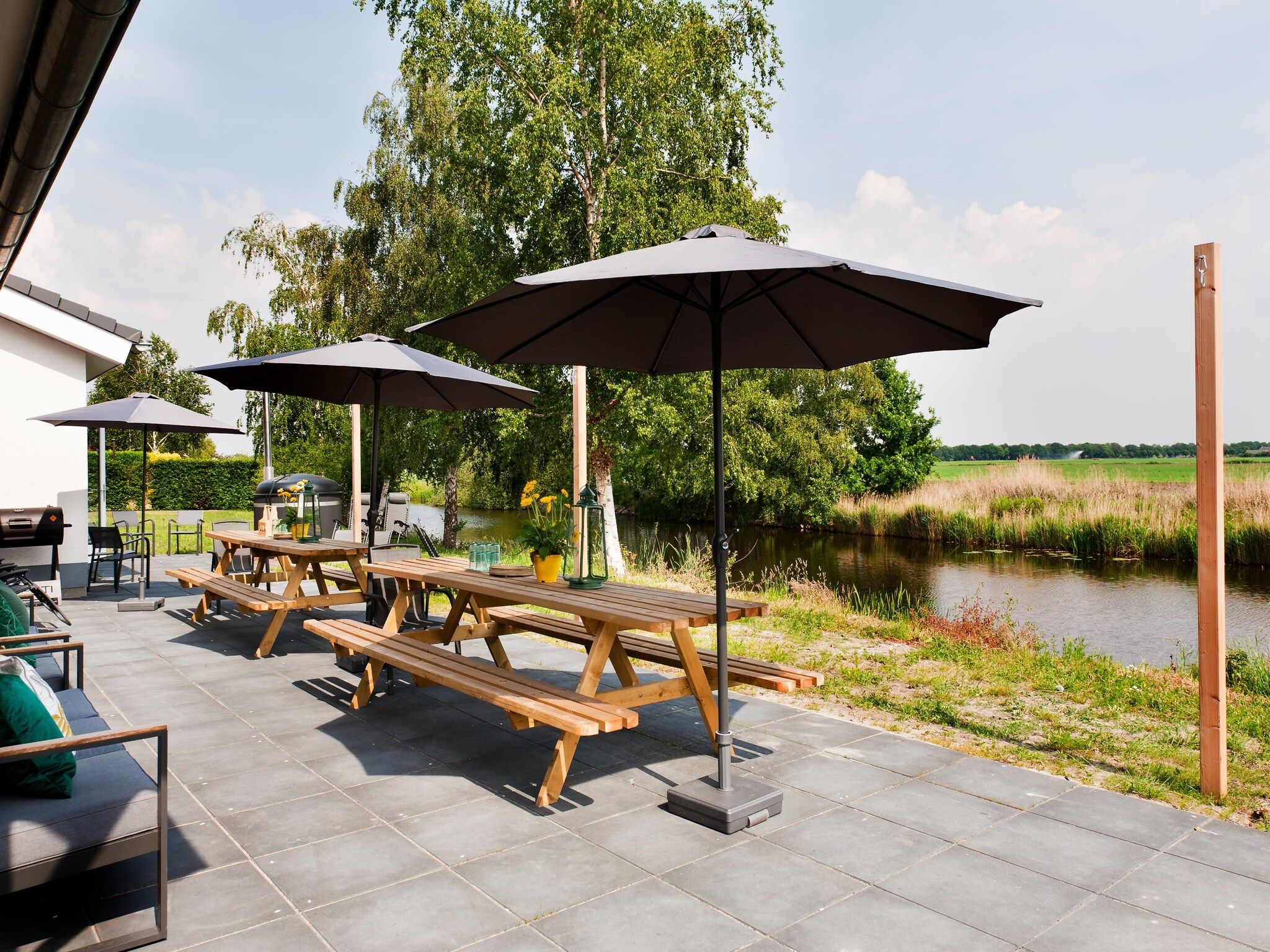 De tuin van 24 pers Pallertshuis Wellness de luxe met sauna en hout gestookte hottub in Groningen