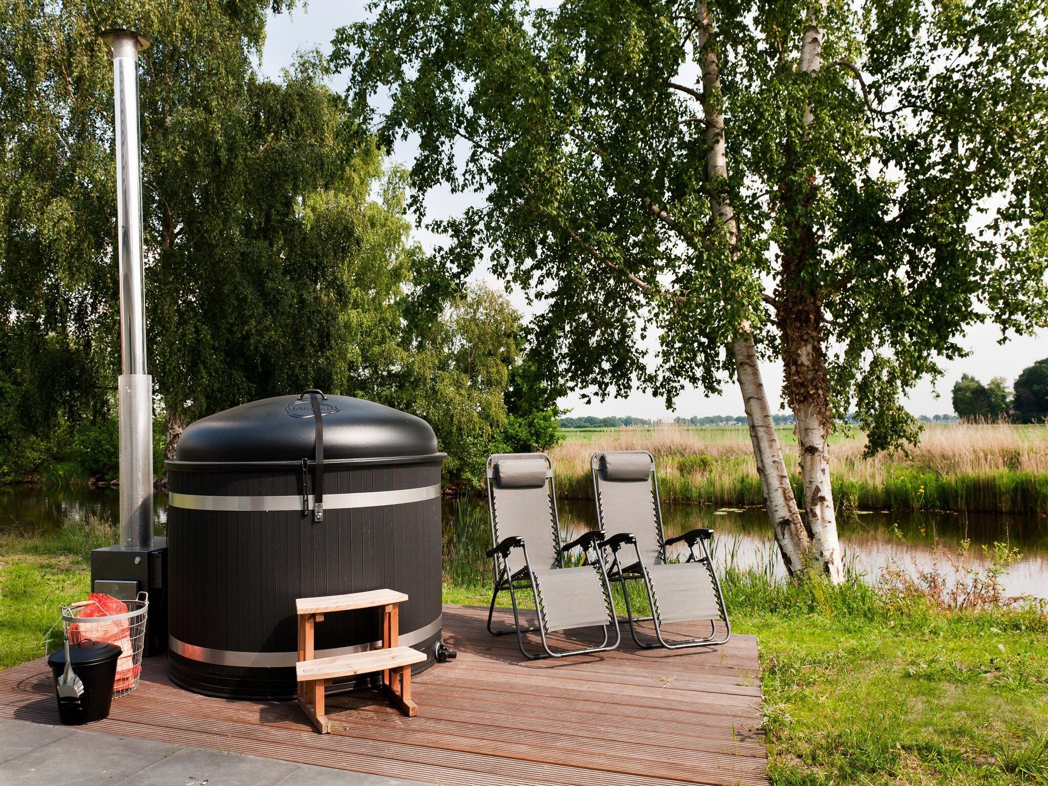 Voorzieningen bij 24 pers Pallertshuis Wellness de luxe met sauna en hout gestookte hottub in Groningen
