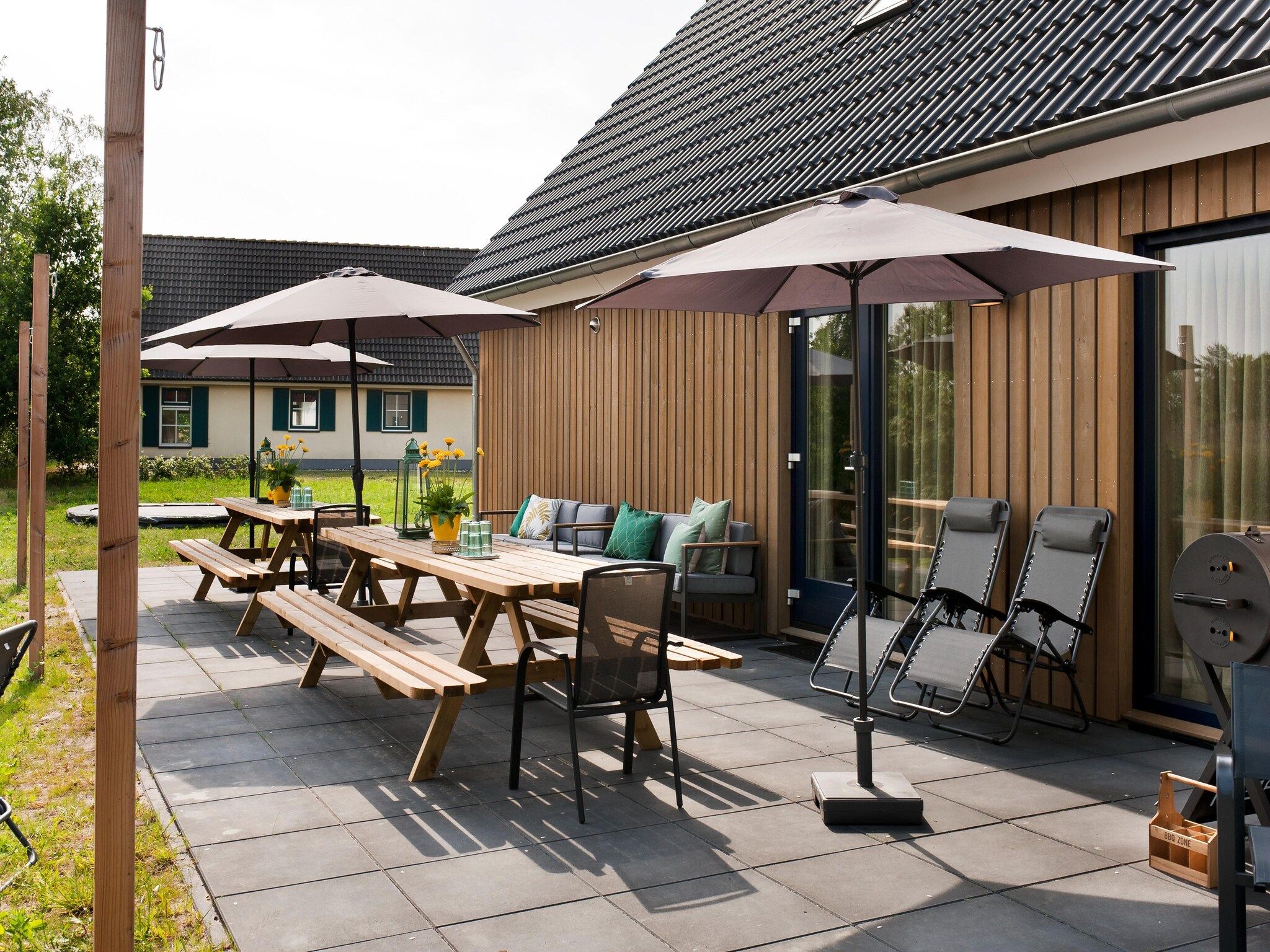 De tuin van 24 pers Pallertshuis Wellness de luxe met sauna en hout gestookte hottub in Groningen