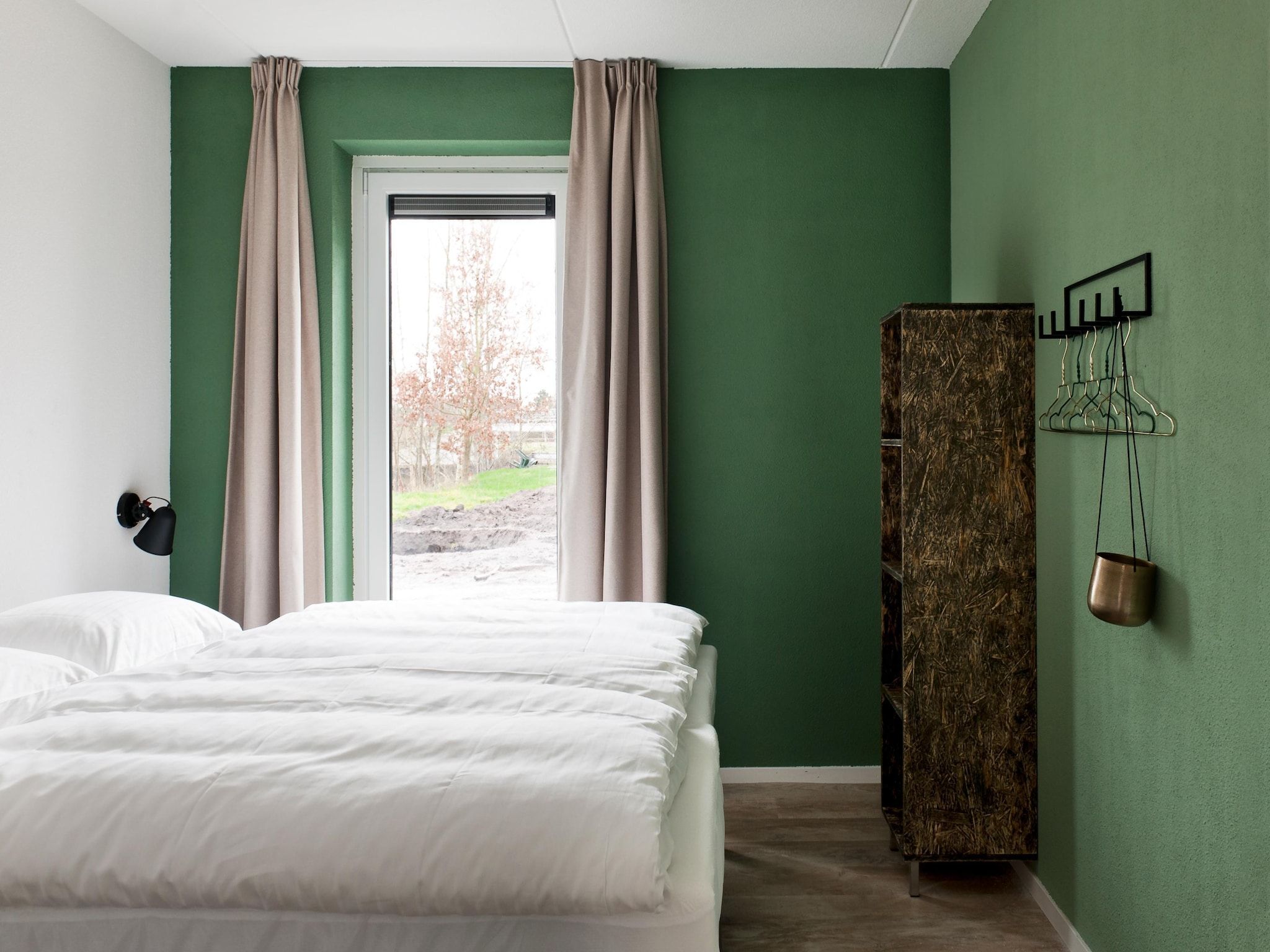 Een slaapkamer van 24 pers Pallertshuis Wellness de luxe met sauna en hout gestookte hottub in Groningen