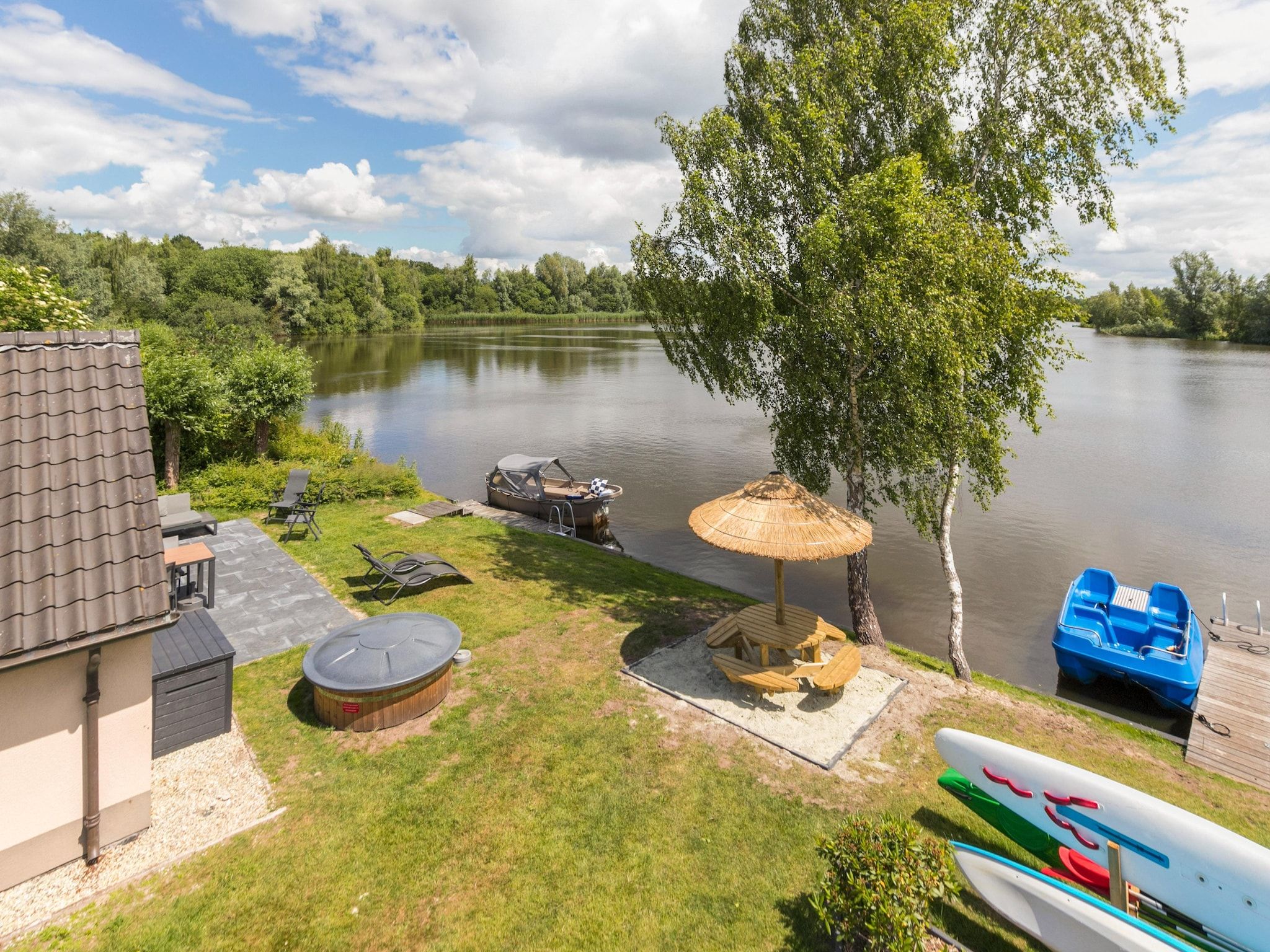 De tuin van 12 pers Lethehuis met sauna buitenspa en toerboot in Vlagtwedde