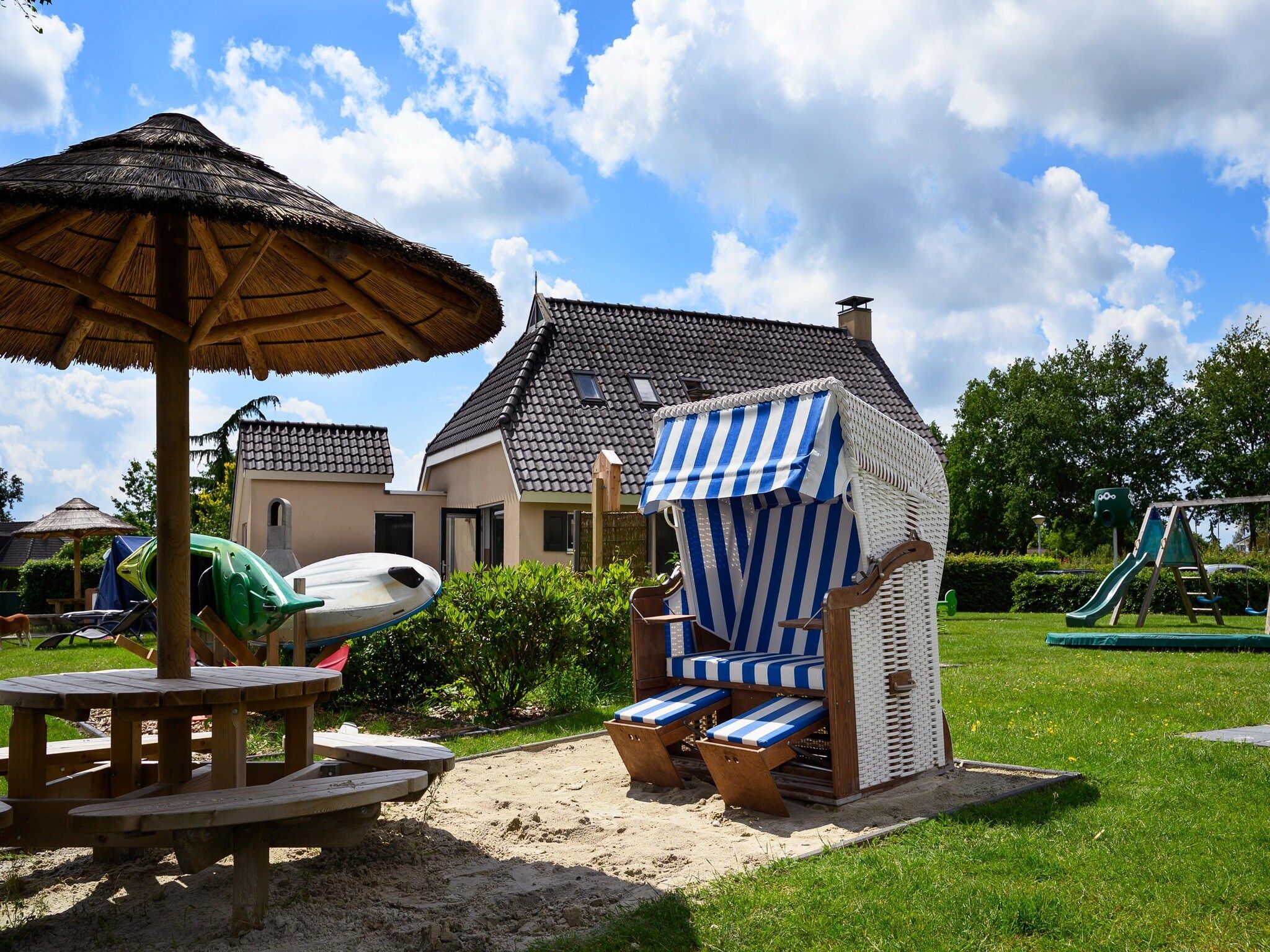 De tuin van 12 pers Lethehuis met sauna buitenspa en toerboot in Vlagtwedde