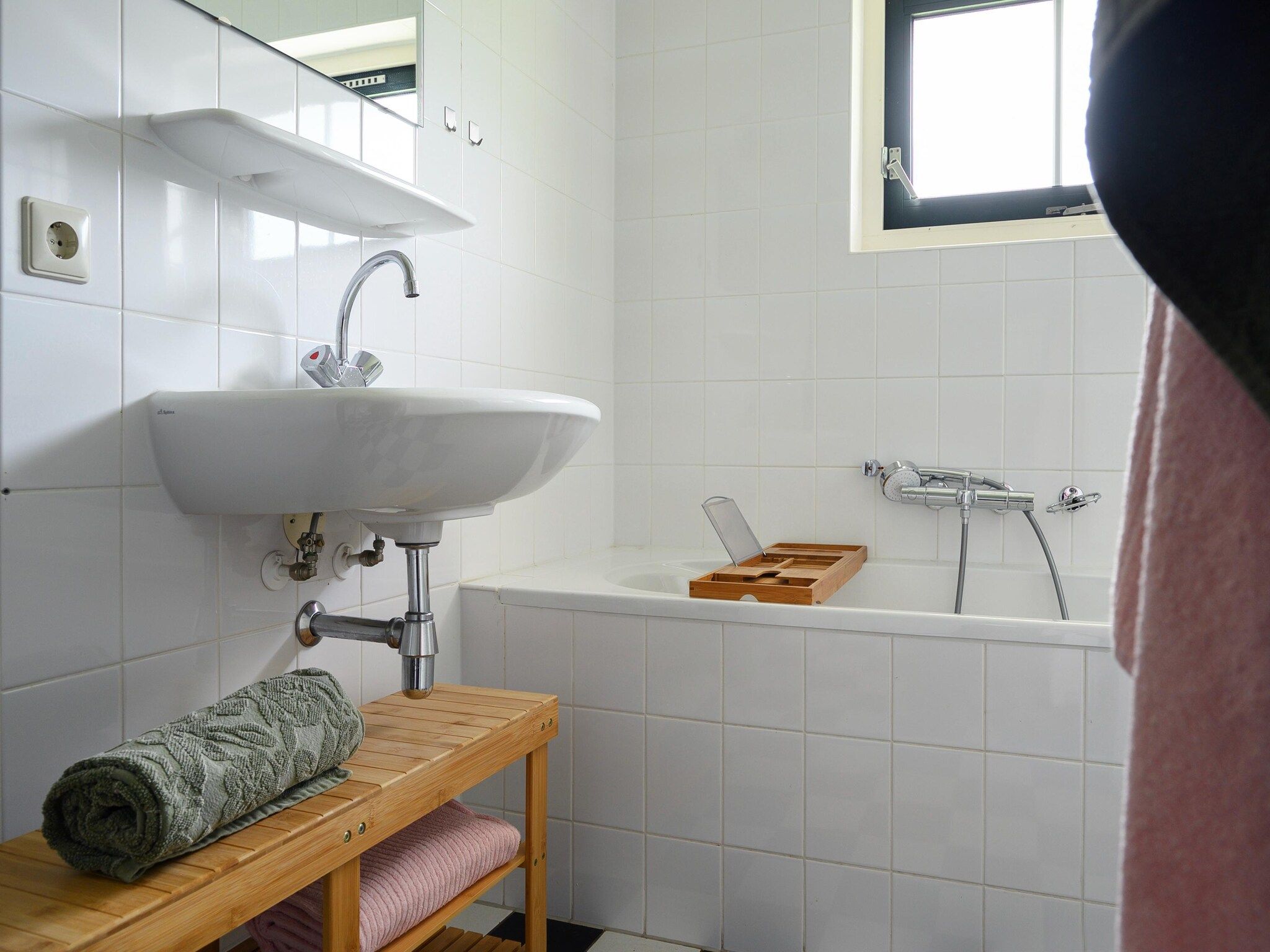 De badkamer van 12 pers Lethehuis met sauna buitenspa en toerboot in Vlagtwedde