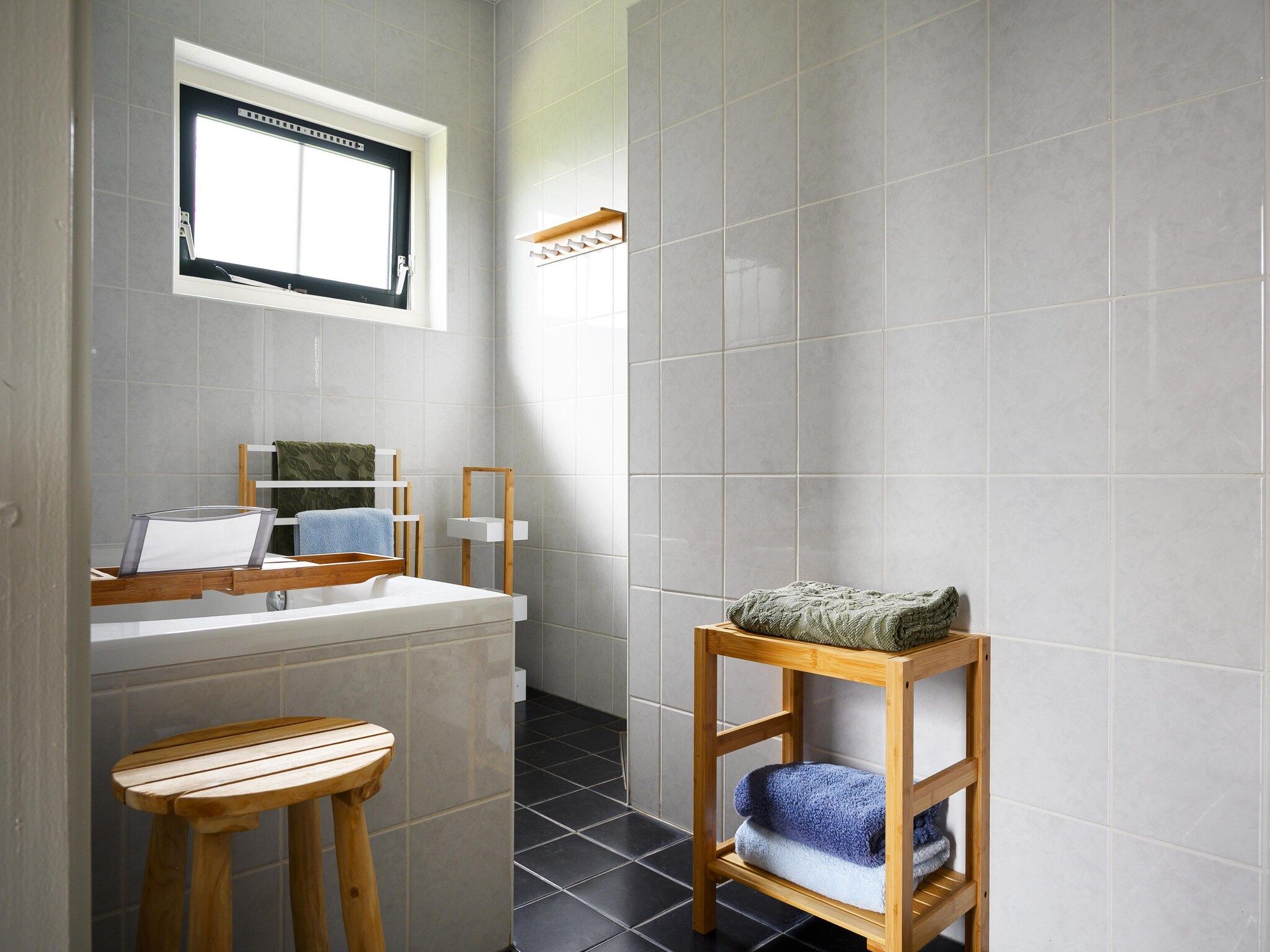 De badkamer van 10 pers Lieskehuis Wellness de luxe met sauna buitenspa in Groningen