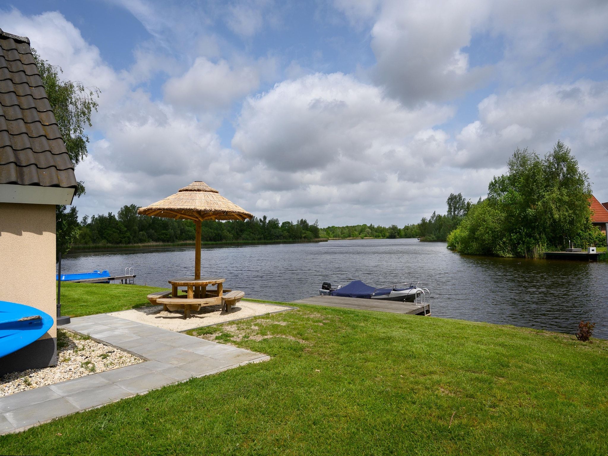 Het uitzicht vanaf 10 pers Lieskehuis Wellness de luxe met sauna buitenspa in Groningen