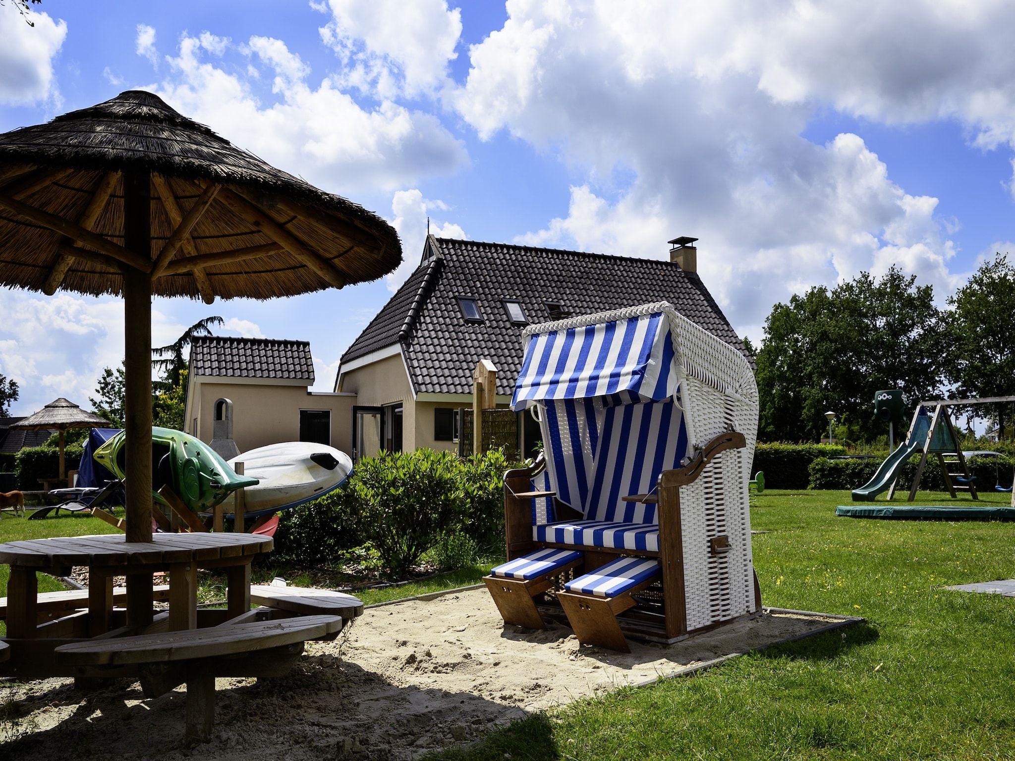 Het terras van 10 pers Lieskehuis Wellness de luxe met sauna buitenspa in Groningen