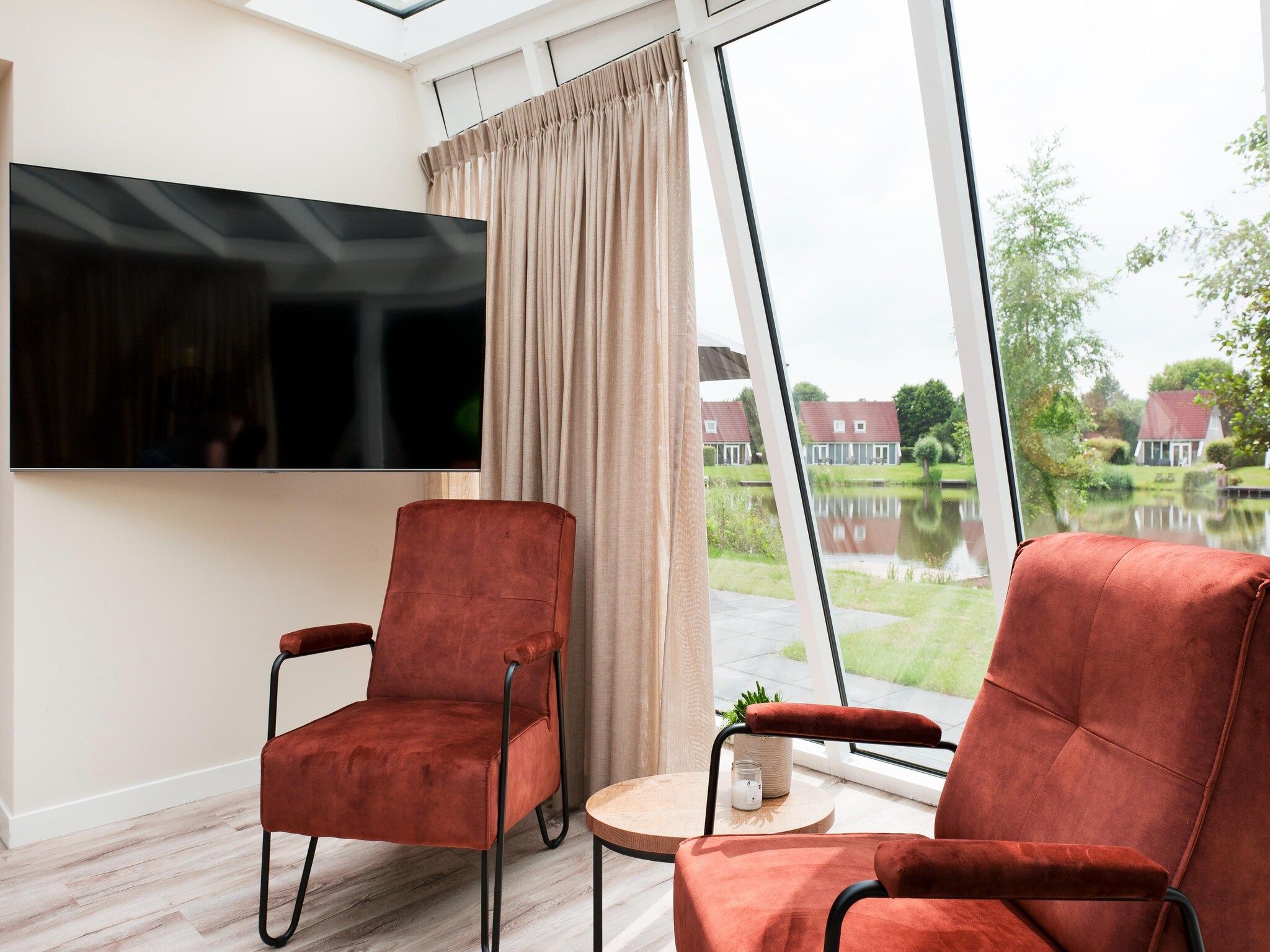 De woonkamer van 8 pers Metbroekhuis Wellness de luxe met sauna & buitenspa in Groningen