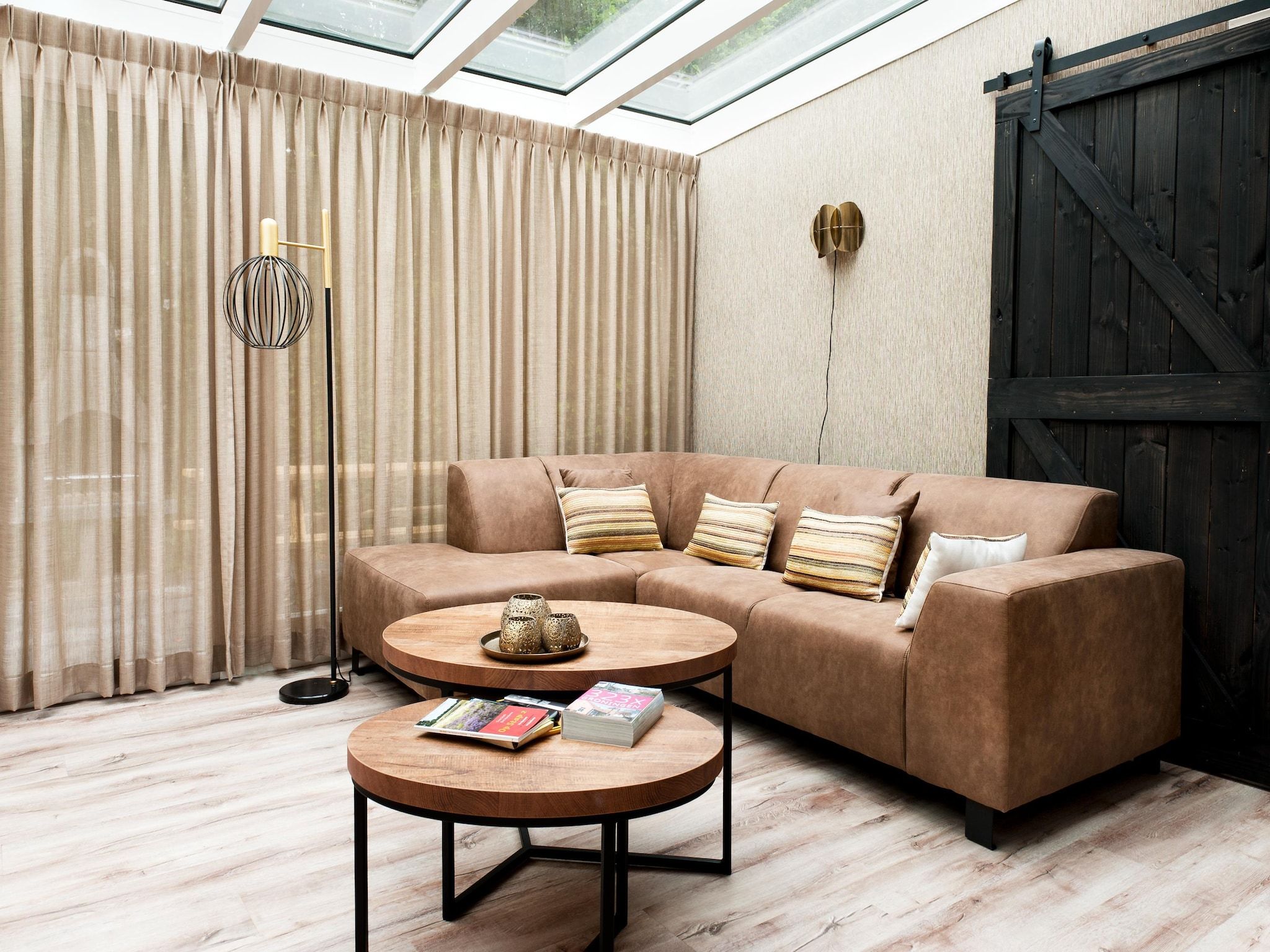 De woonkamer van 8 pers Metbroekhuis Wellness de luxe met sauna & buitenspa in Groningen