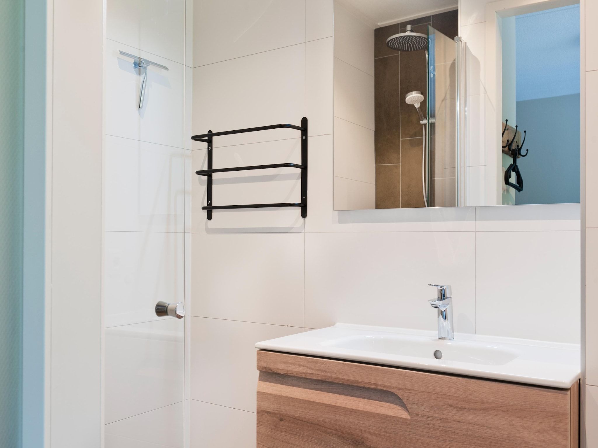 De badkamer van 8 pers Metbroekhuis Wellness de luxe met sauna & buitenspa in Groningen
