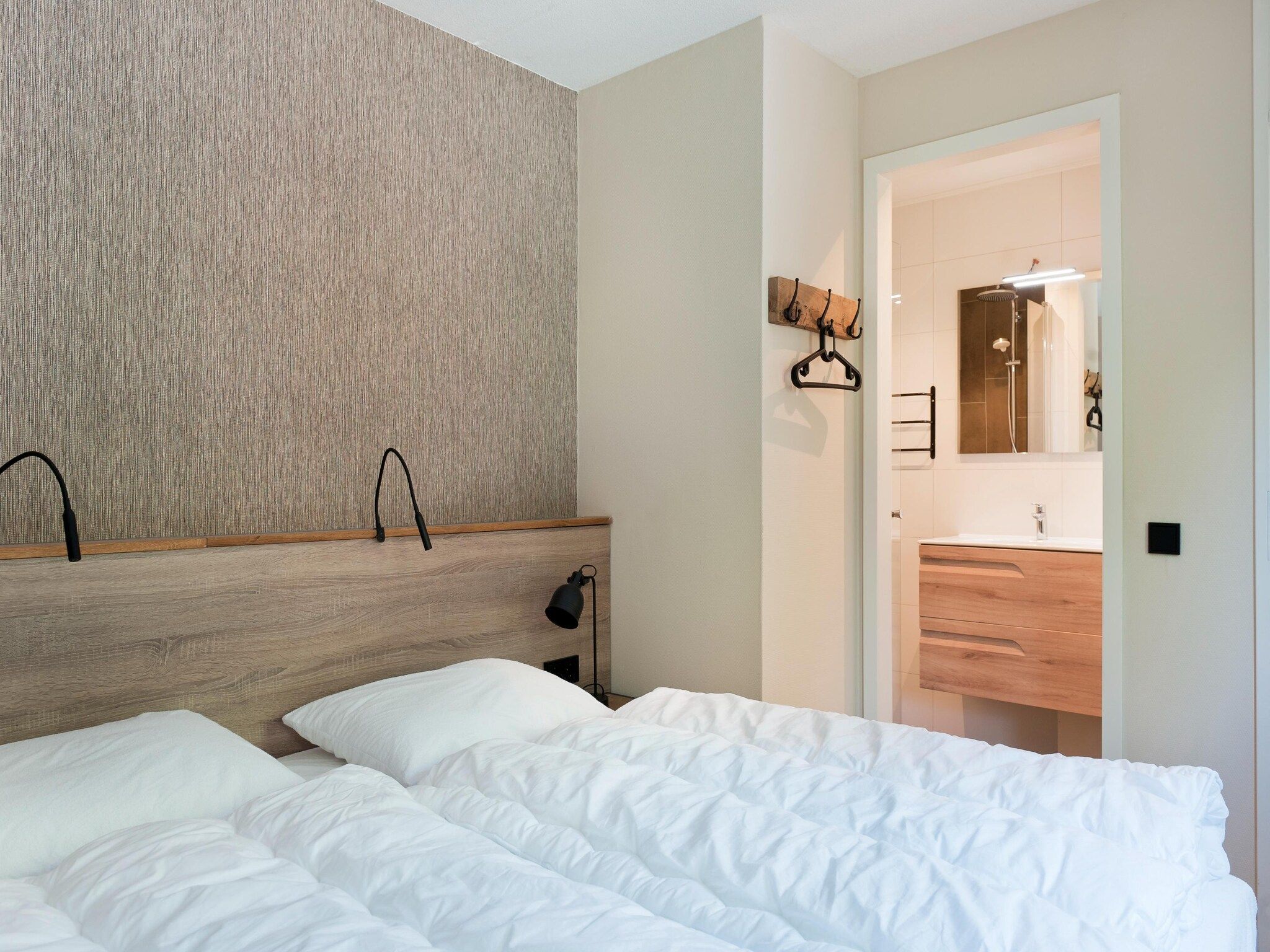 Een slaapkamer van 8 pers Metbroekhuis Wellness de luxe met sauna & buitenspa in Groningen
