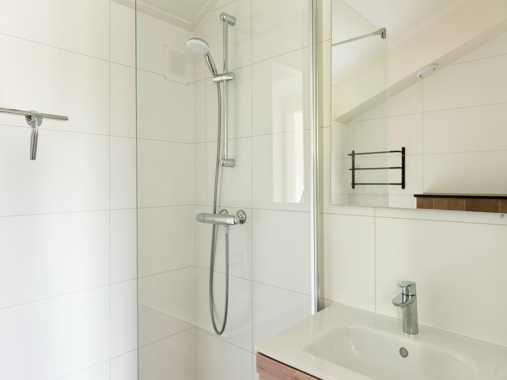 De badkamer van 8 pers Metbroekhuis Wellness de luxe met sauna & buitenspa in Groningen