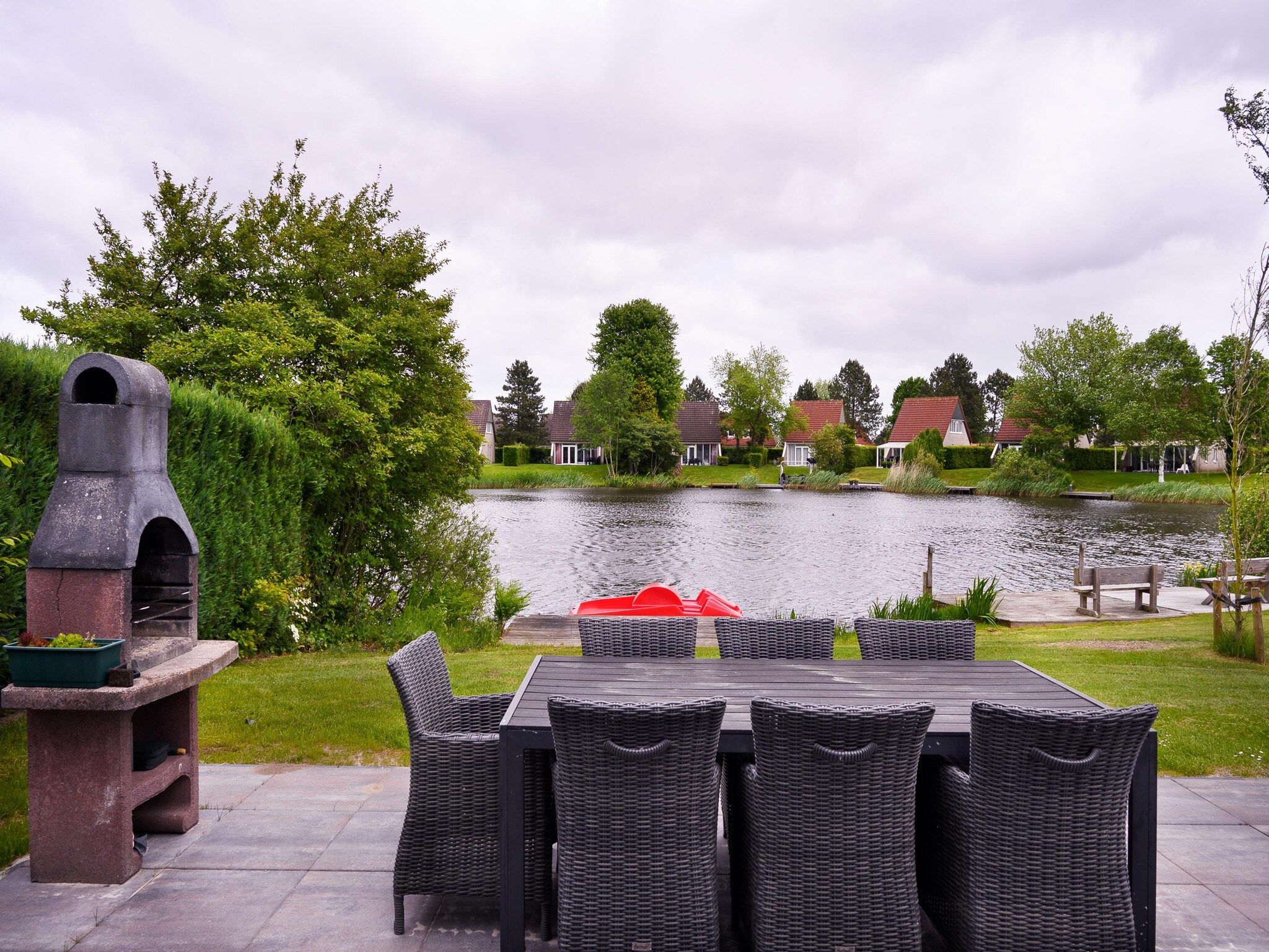 De tuin van 8 pers Westerwolde Prestige Welness met buitenspa in Vlagtwedde