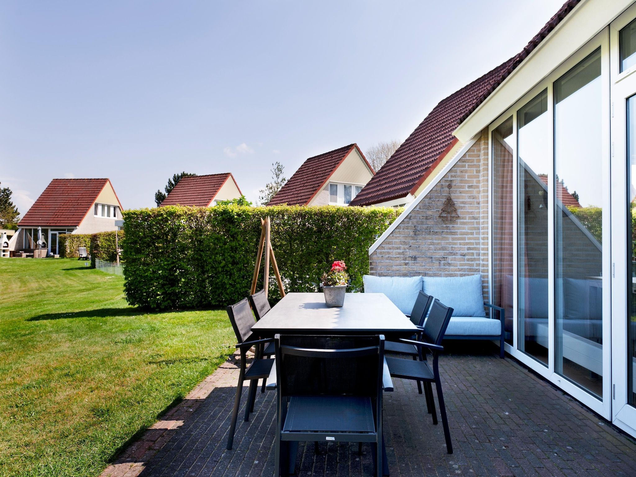 De tuin van 6 pers Renneborghuis Wellness Comfort met sauna in Groningen